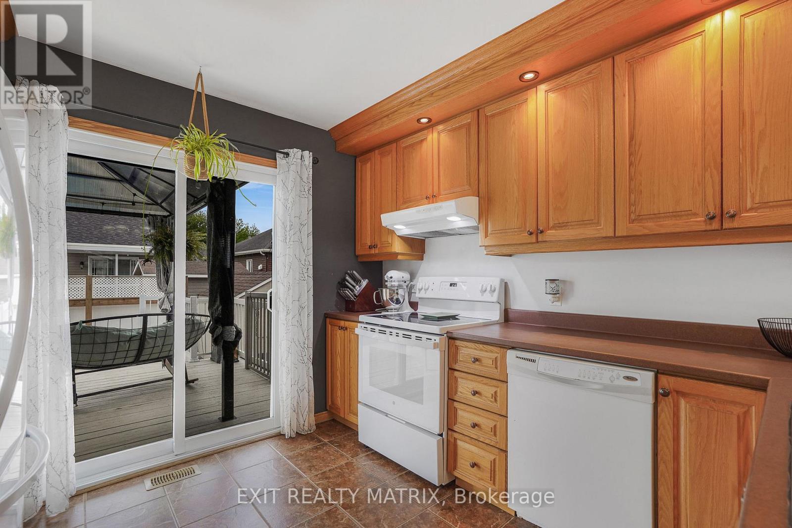 90 RICHARD STREET - 14