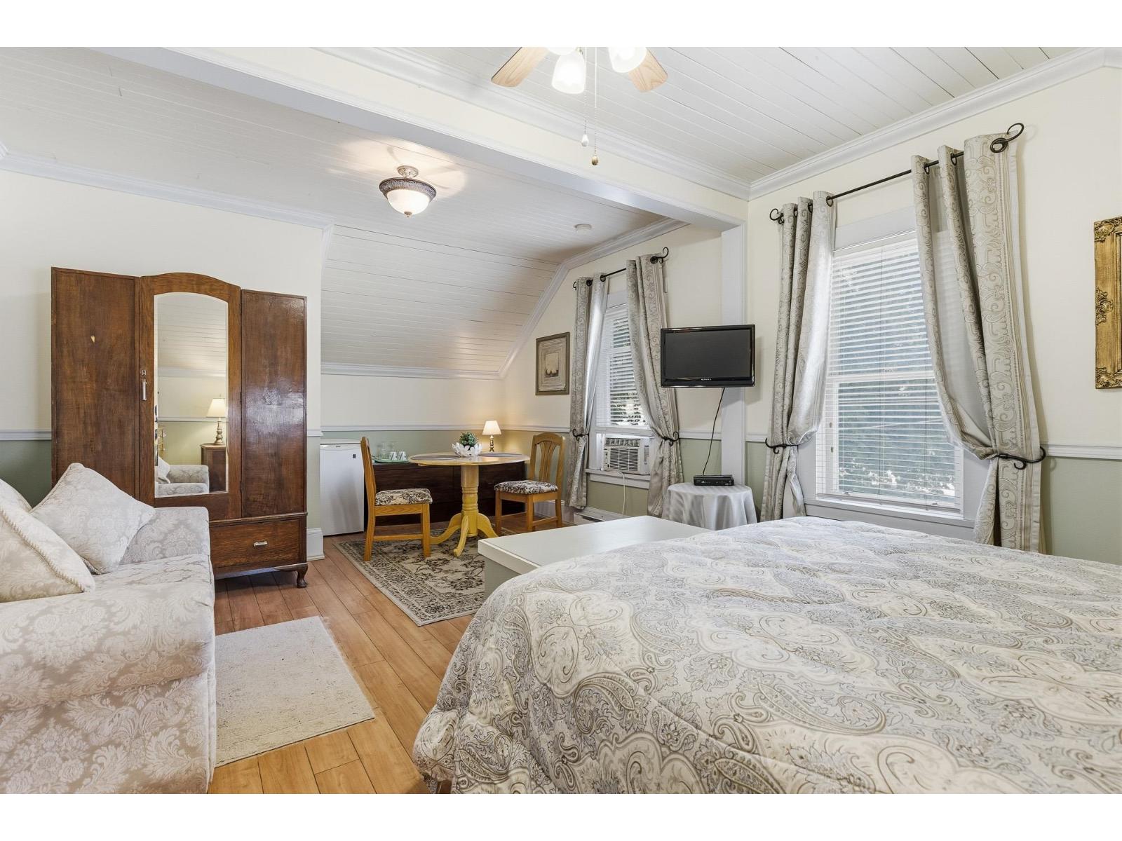 1075 3RD AVENUE, Hope, Hope
