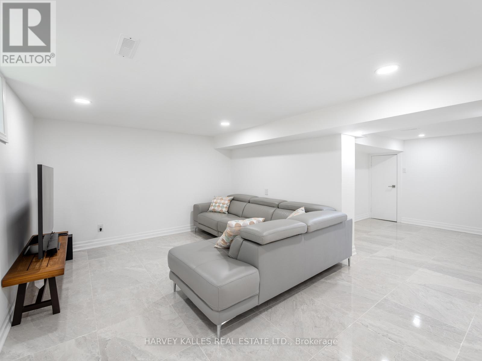 8 CARAVAN DRIVE - 39
