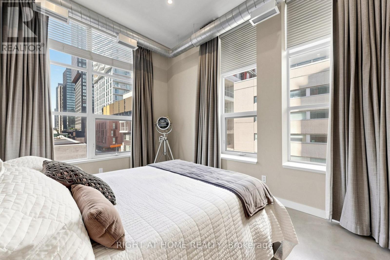 #305 135 DALHOUSIE STREET - 17