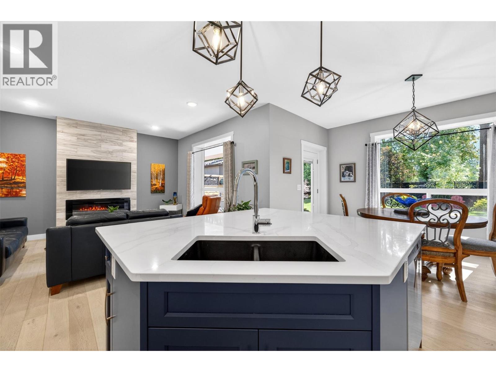 1015 Hemlock Crescent N - 14