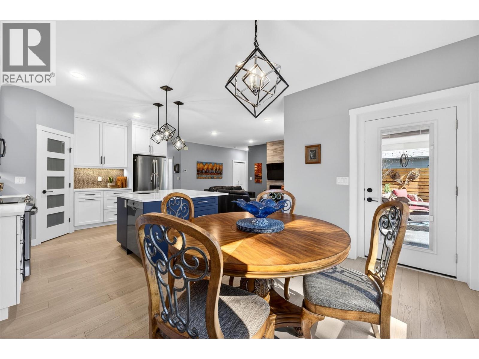 1015 Hemlock Crescent N - 15