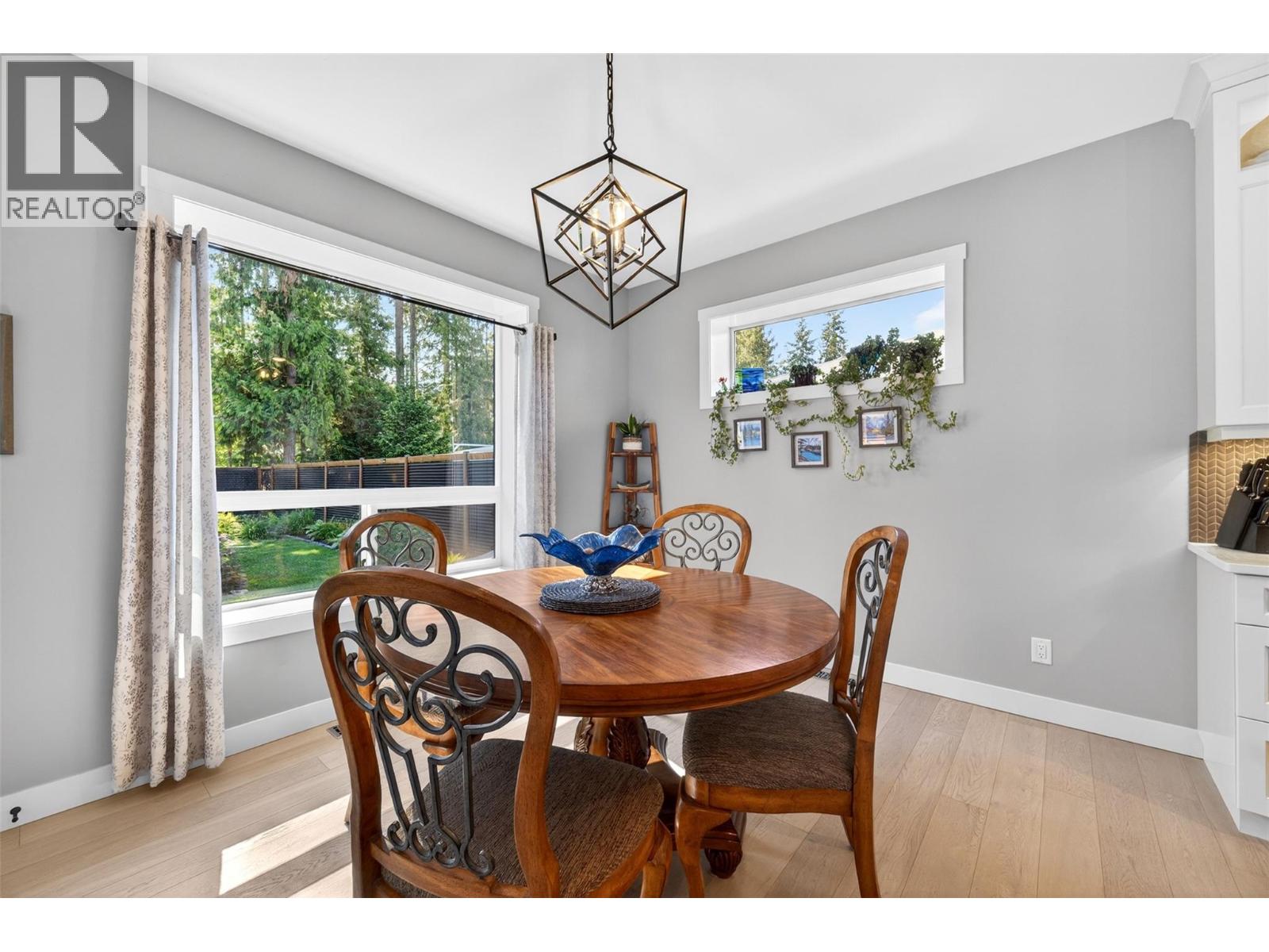 1015 Hemlock Crescent N - 17