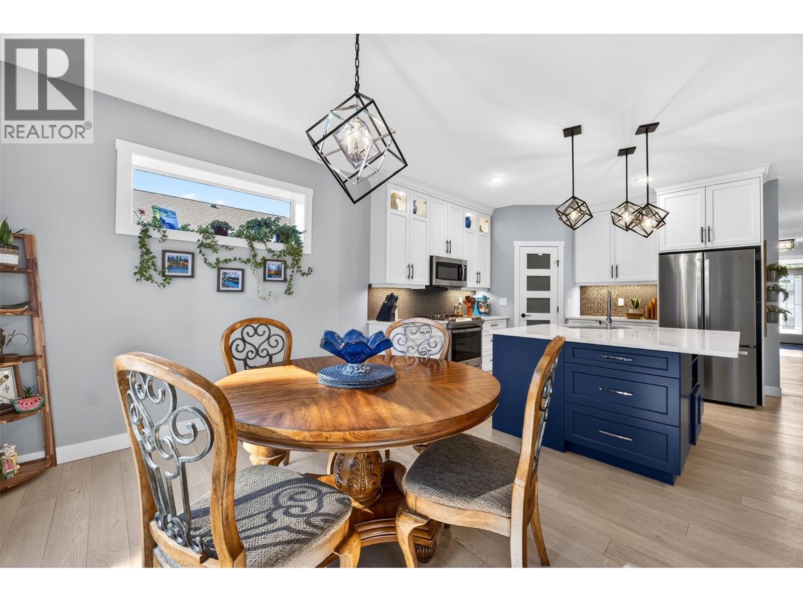 1015 Hemlock Crescent N - 18