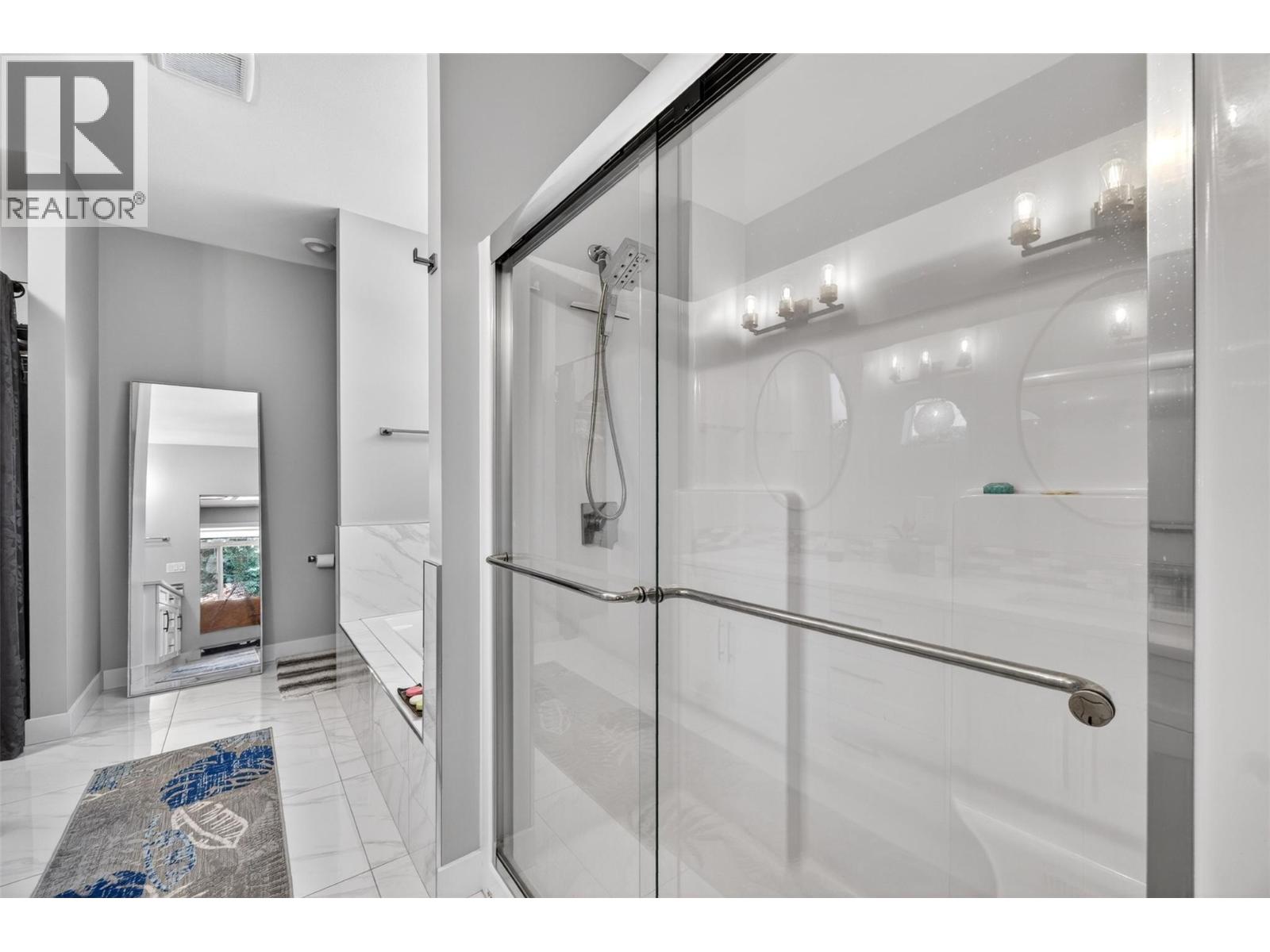1015 Hemlock Crescent N - 23