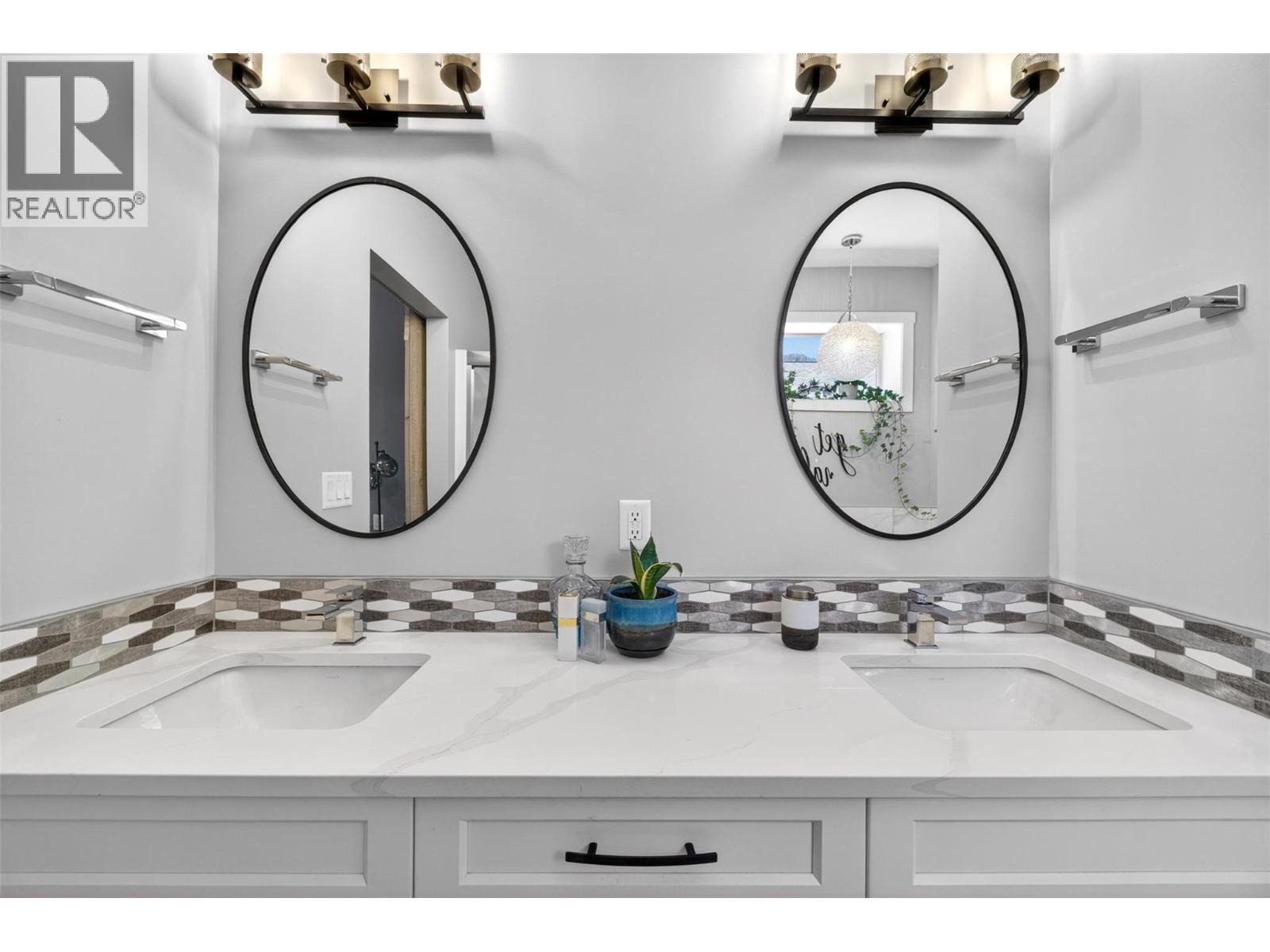 1015 Hemlock Crescent N - 24