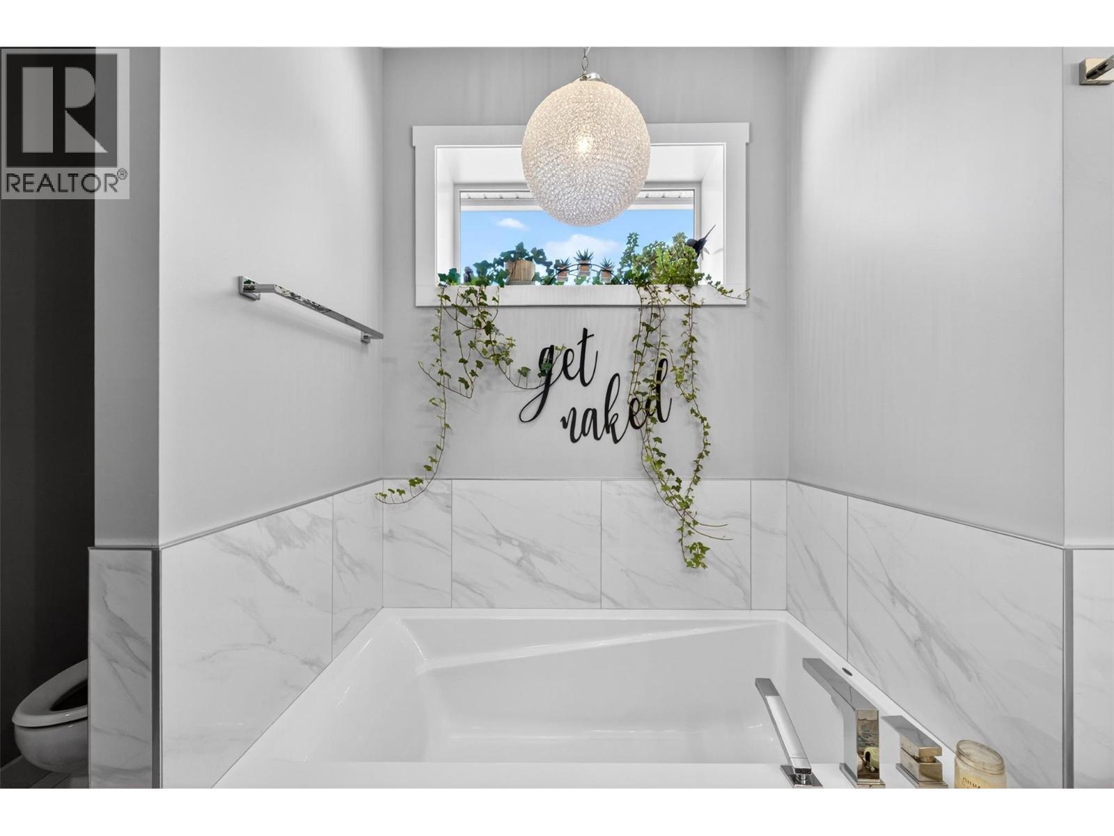 1015 Hemlock Crescent N - 25