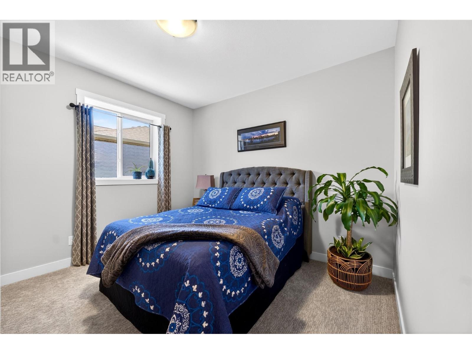 1015 Hemlock Crescent N - 28