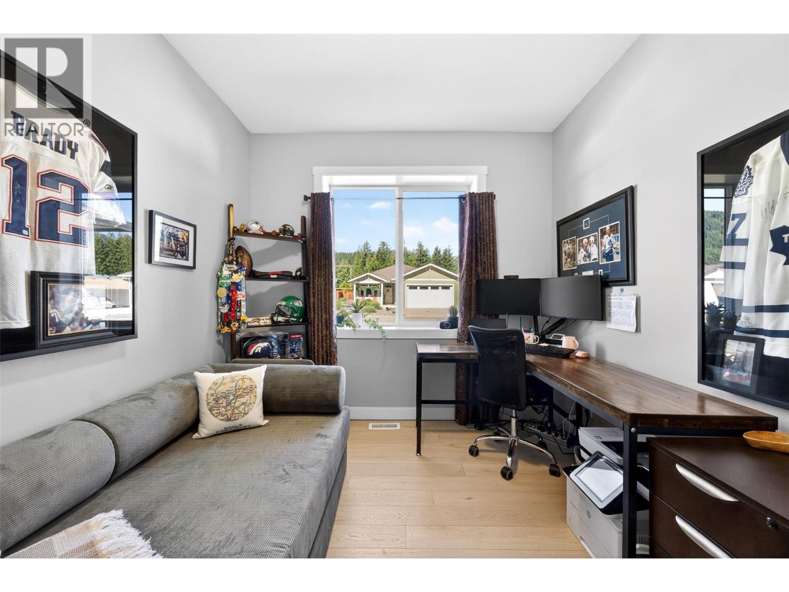 1015 Hemlock Crescent N - 30