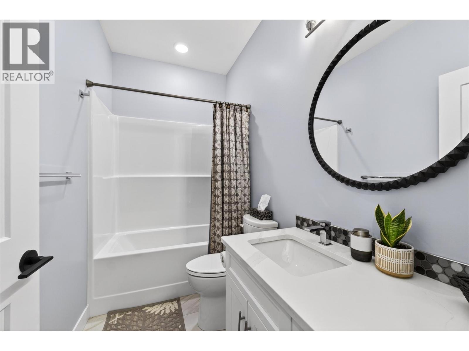 1015 Hemlock Crescent N - 35