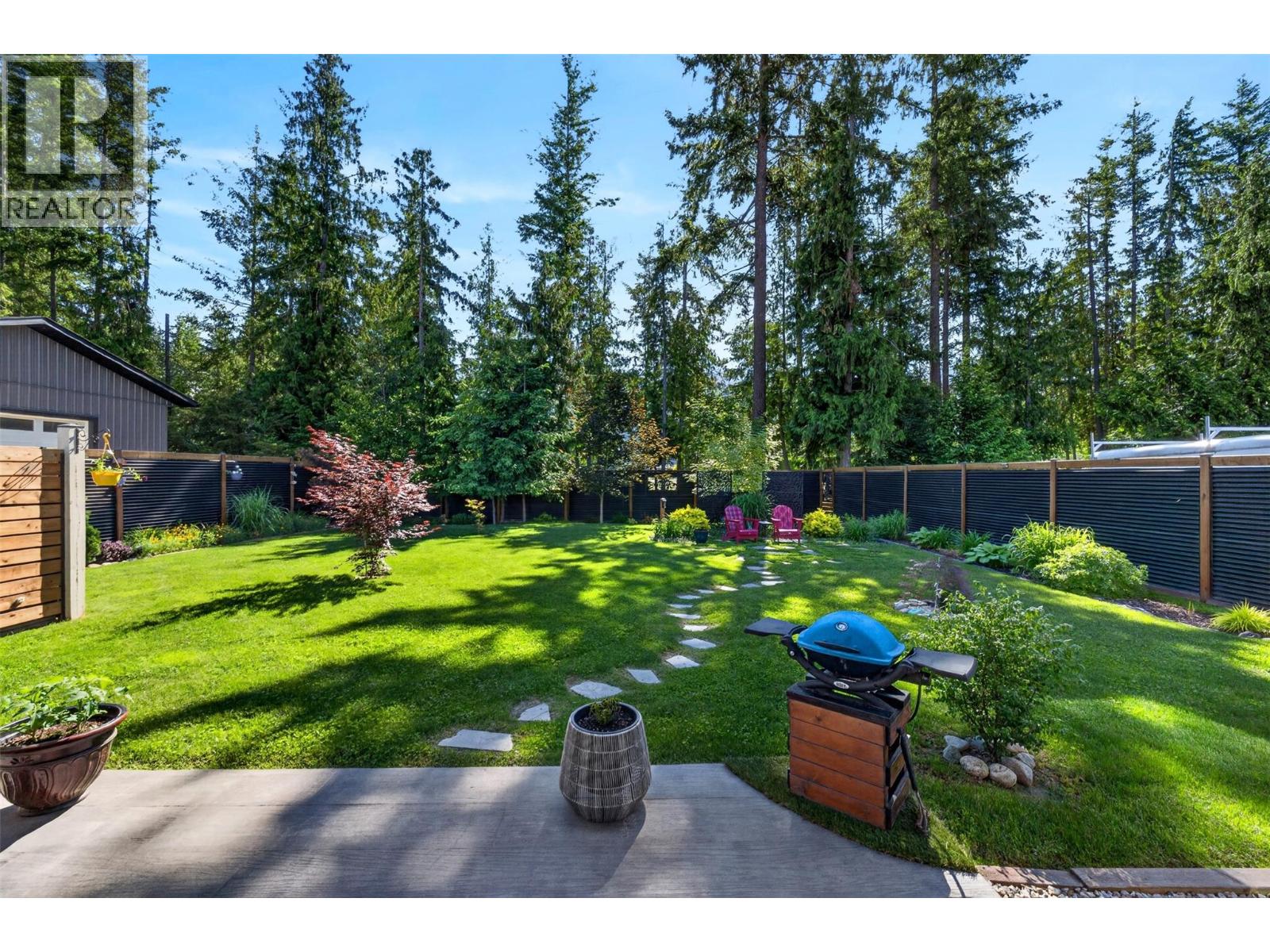 1015 Hemlock Crescent N - 39