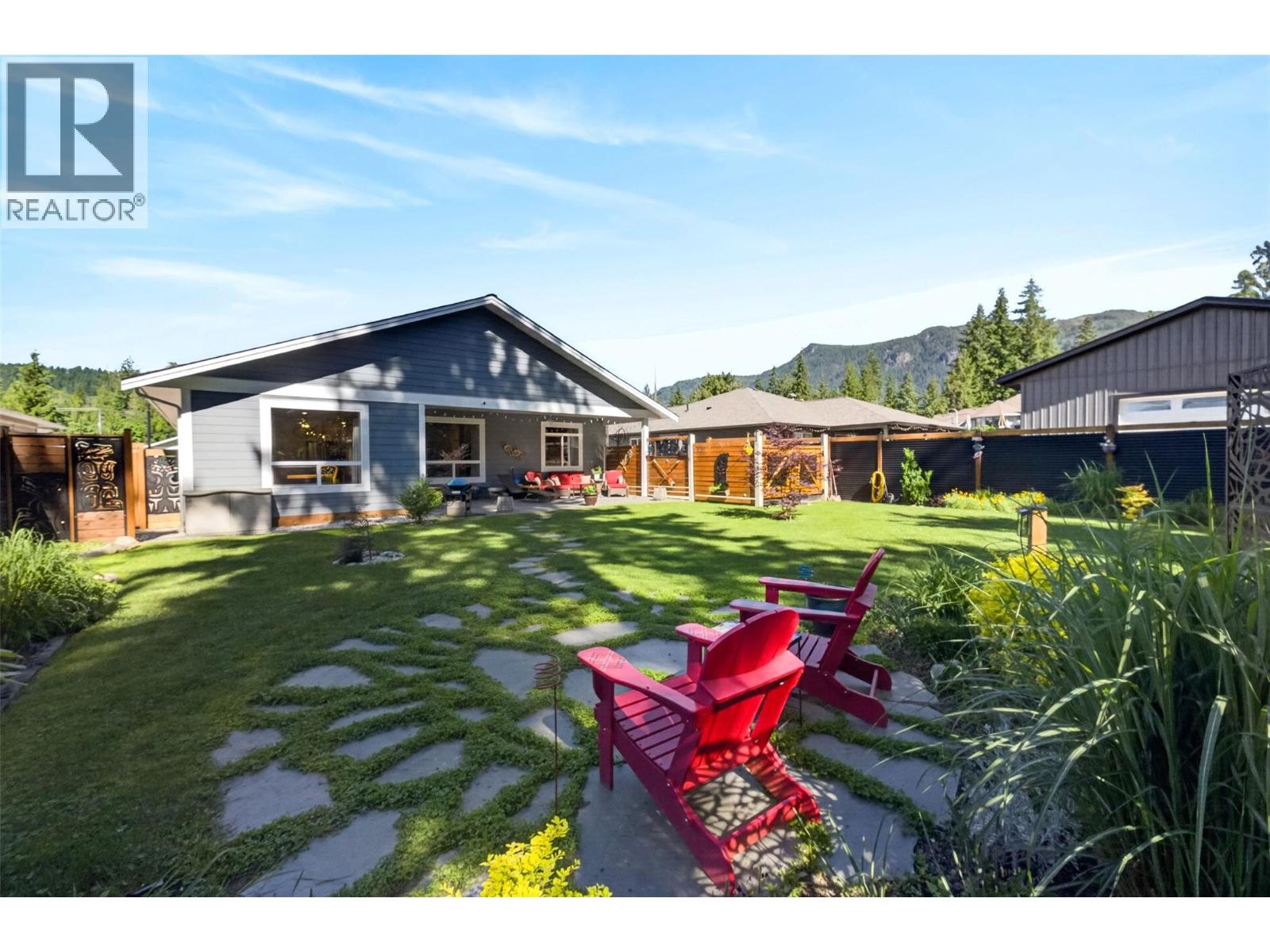  1015 Hemlock Crescent North, Sicamous