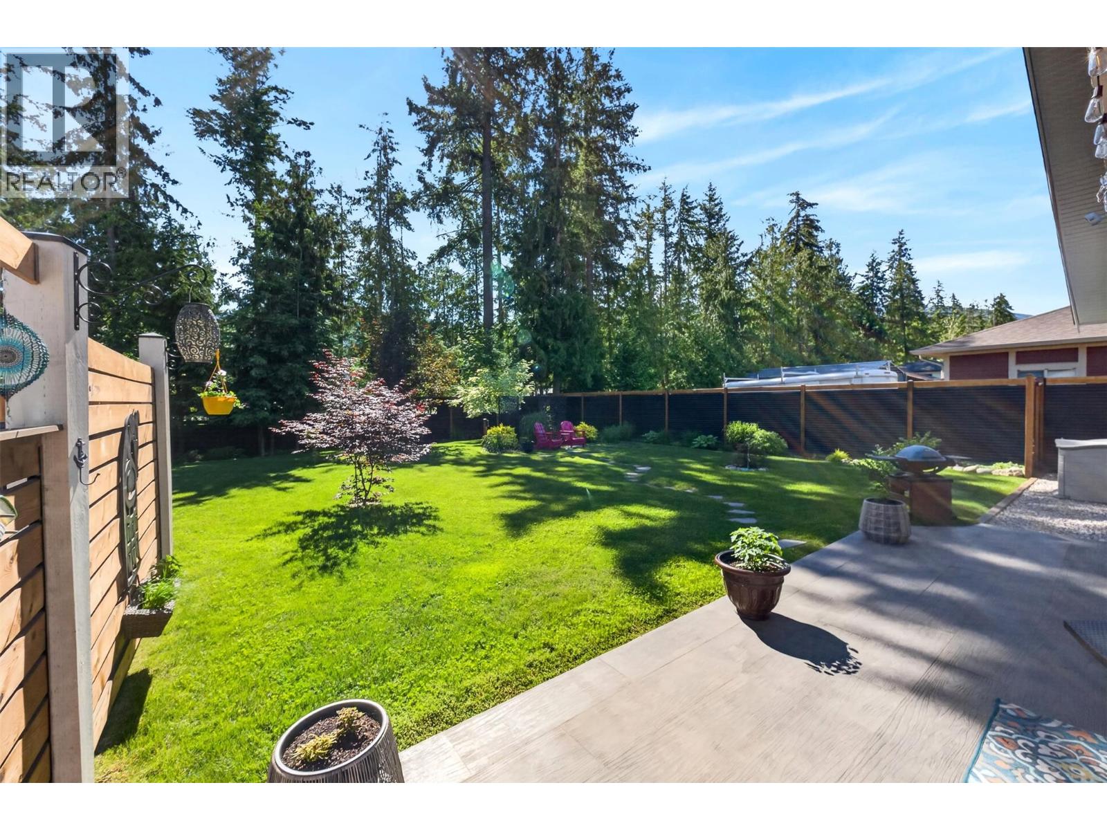 1015 Hemlock Crescent N - 43