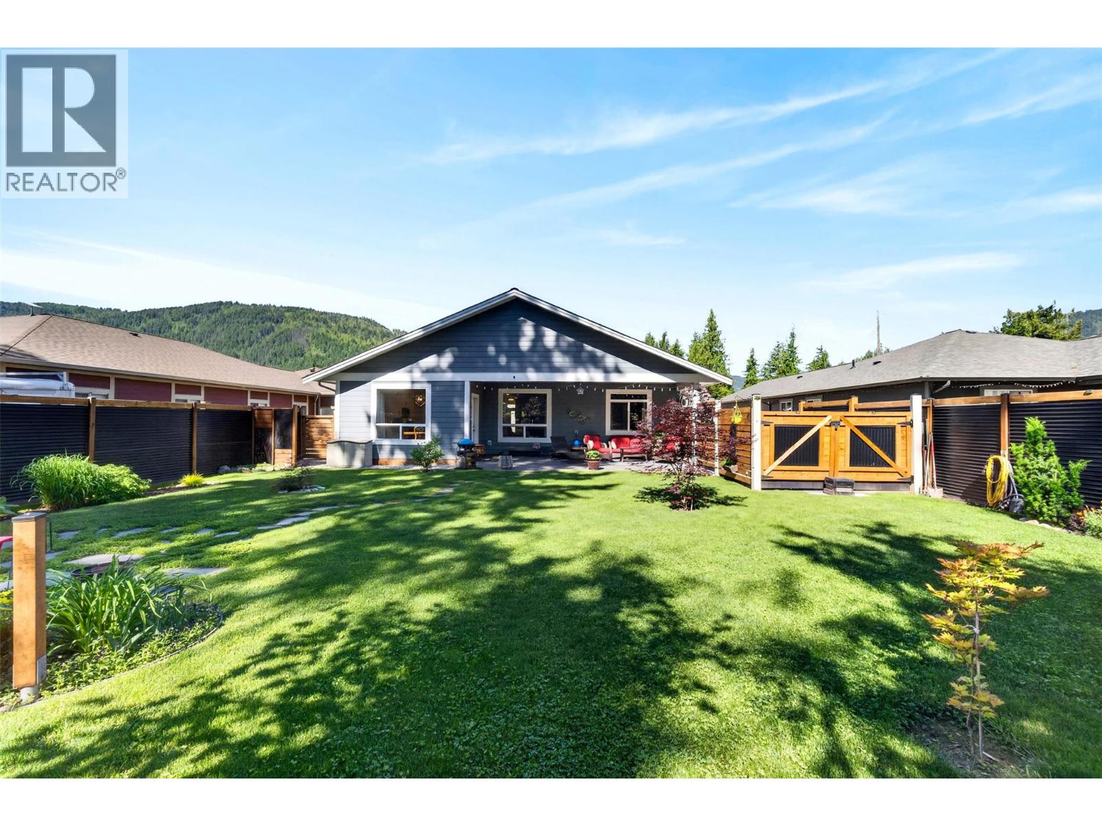 1015 Hemlock Crescent N - 47