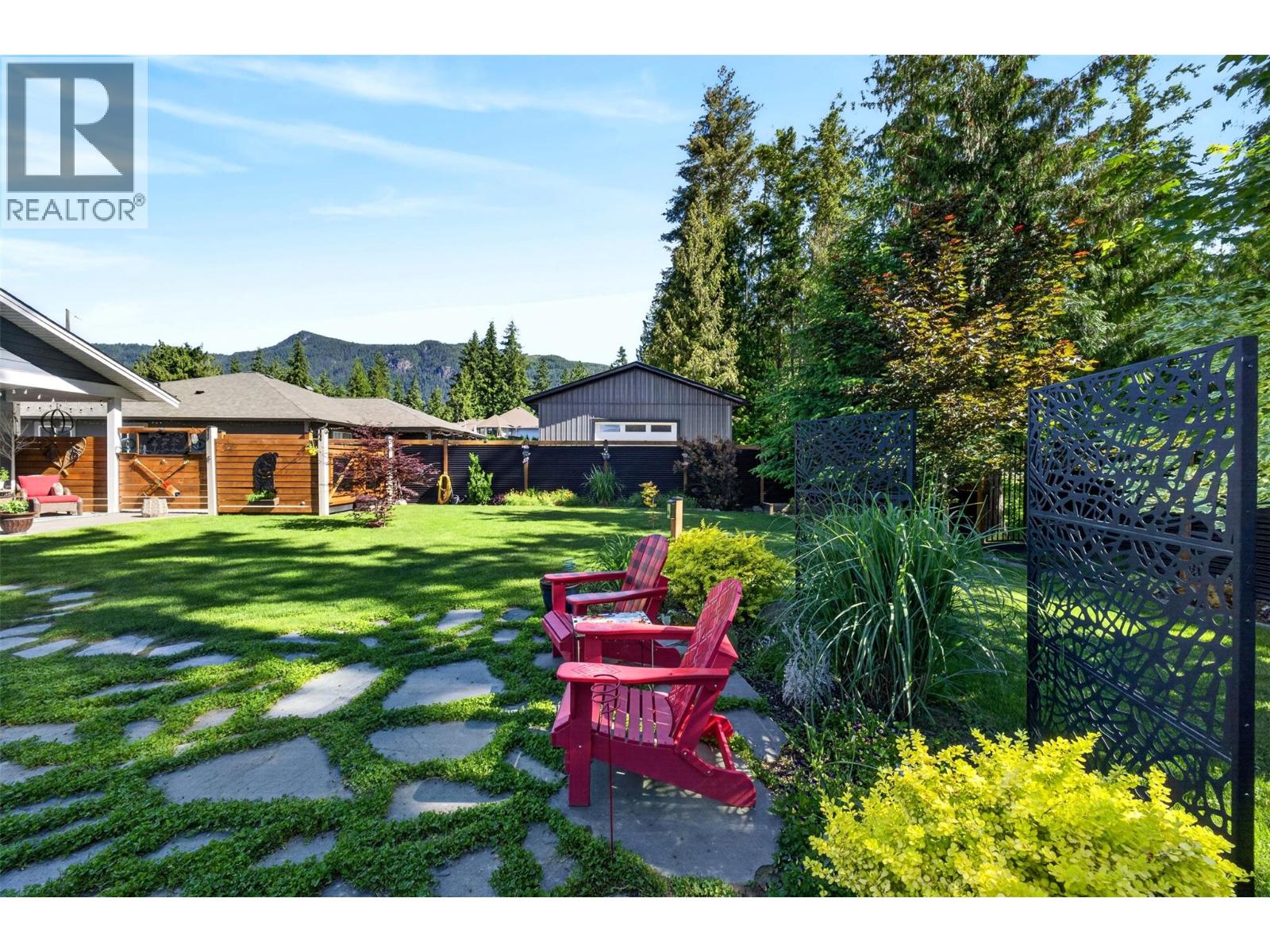 1015 Hemlock Crescent N - 48