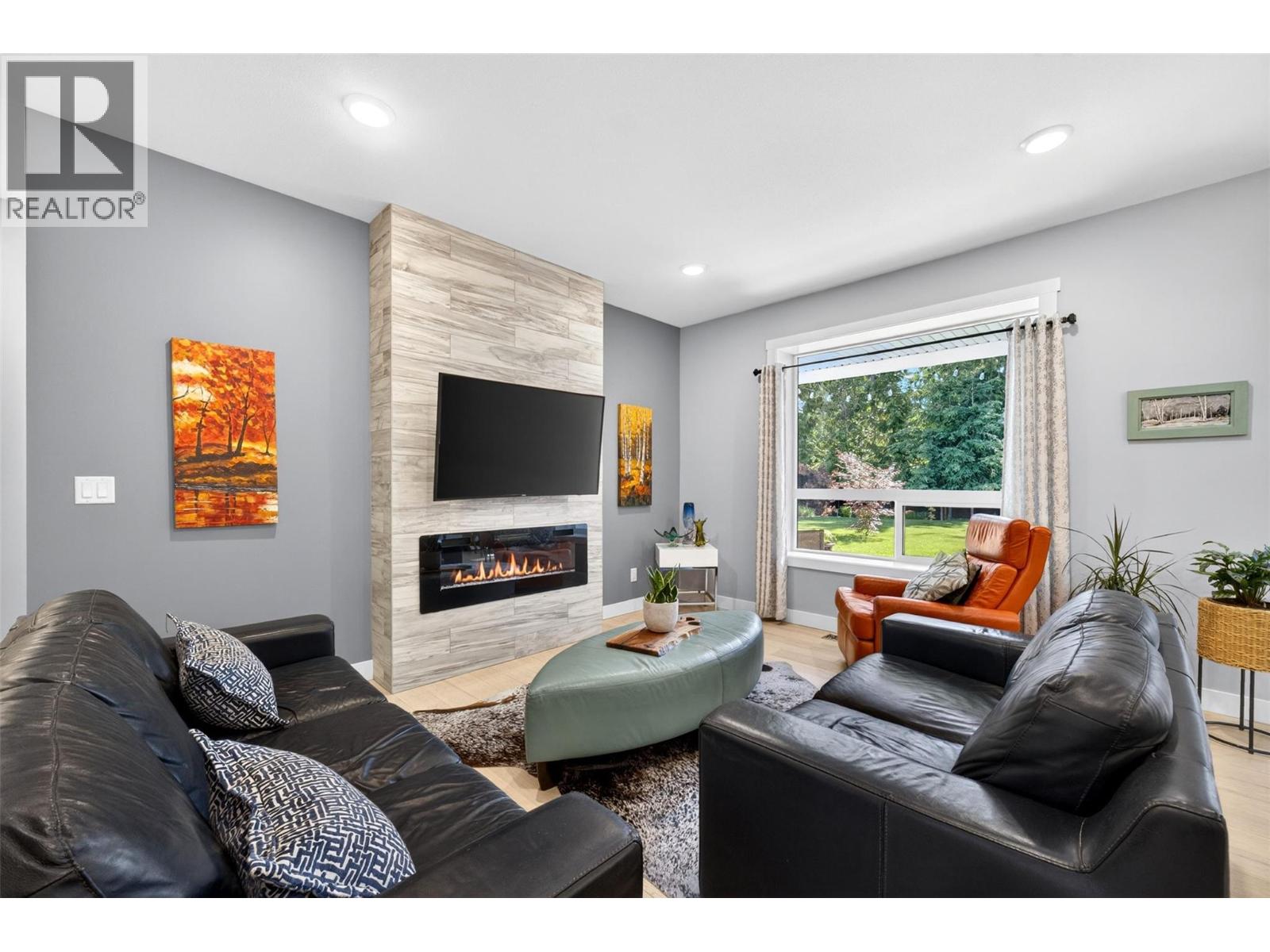 1015 Hemlock Crescent N - 5
