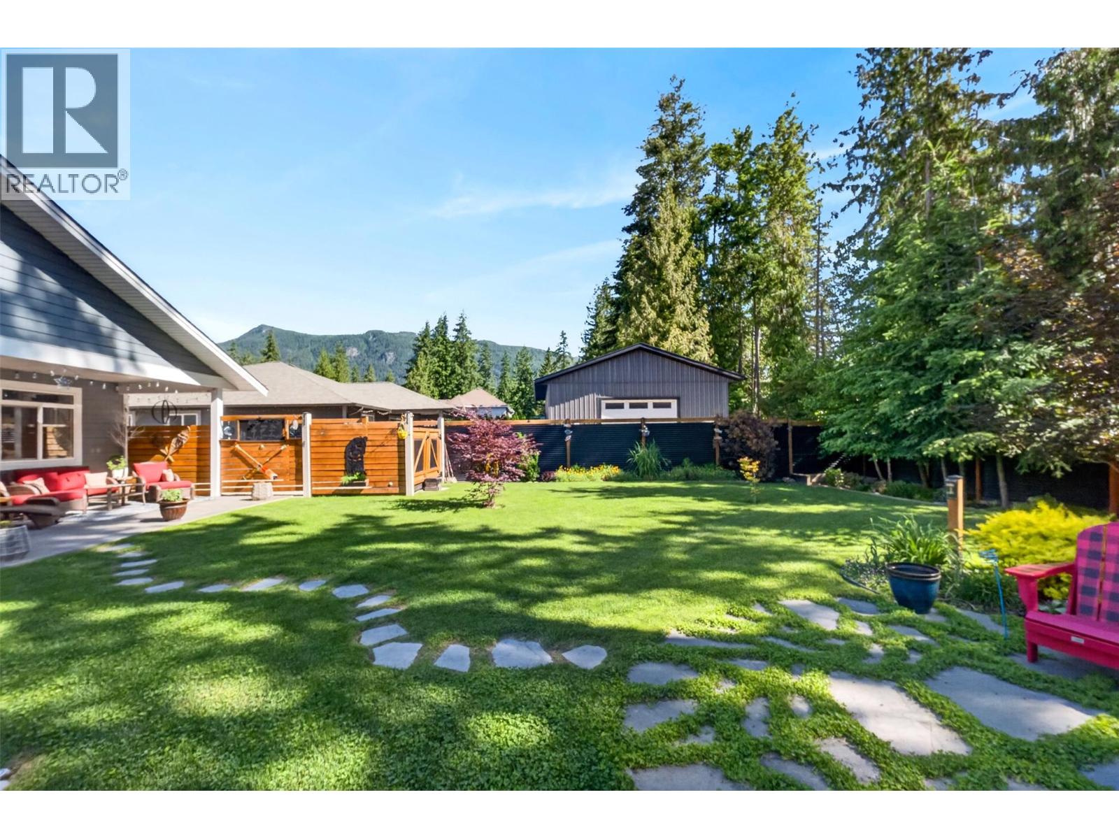  1015 Hemlock Crescent North, Sicamous