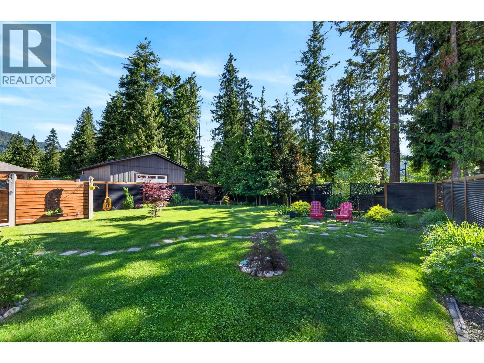 1015 Hemlock Crescent N - 52