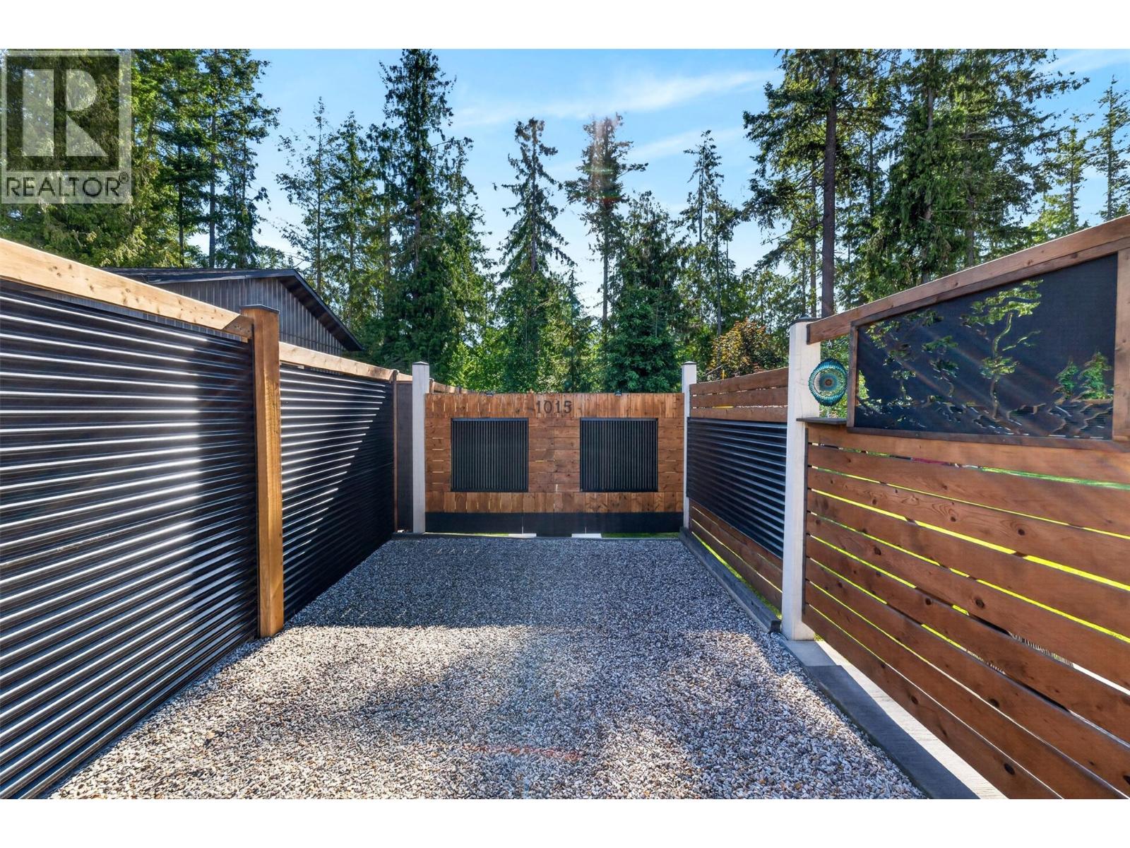 1015 Hemlock Crescent N - 56