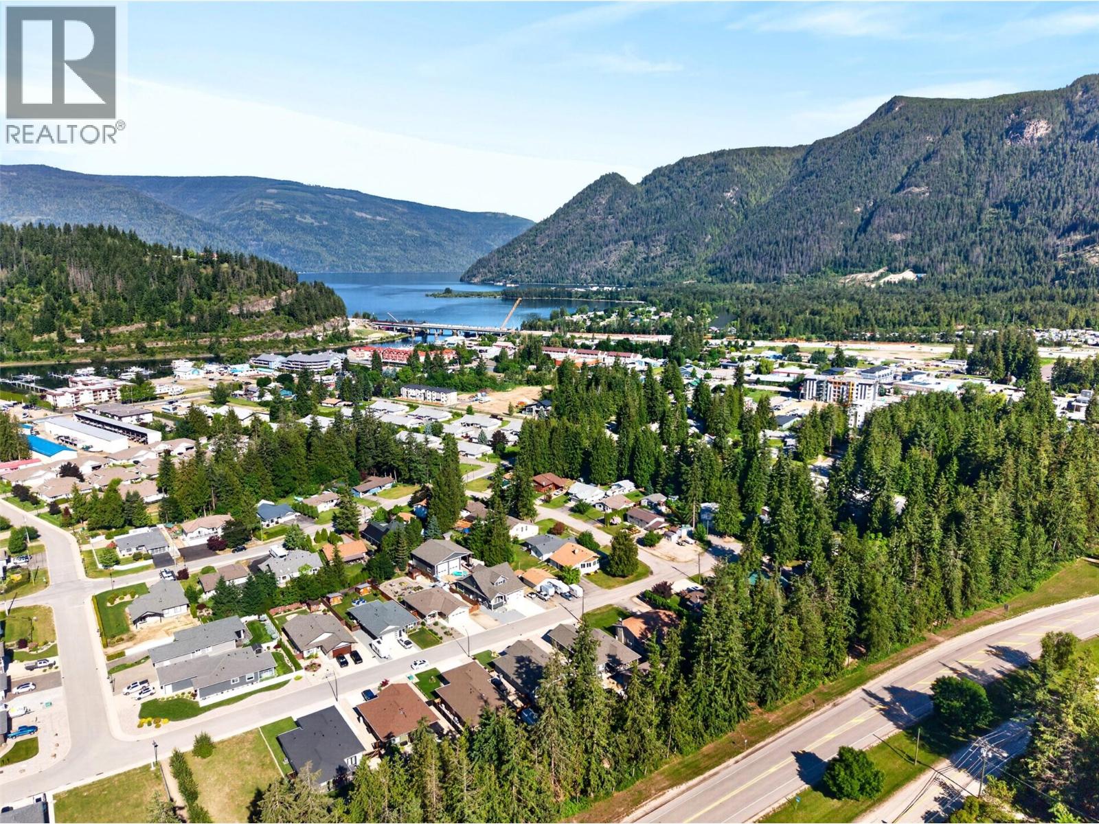  1015 Hemlock Crescent North, Sicamous