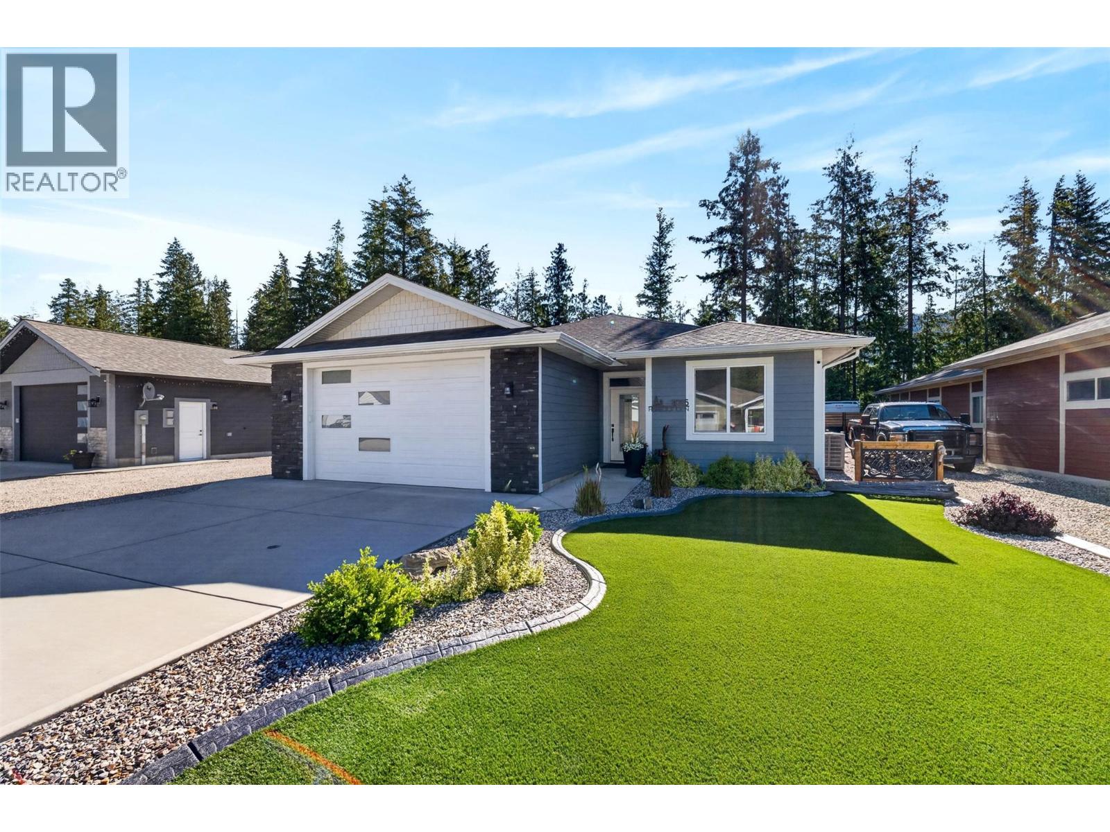 1015 Hemlock Crescent N - 67