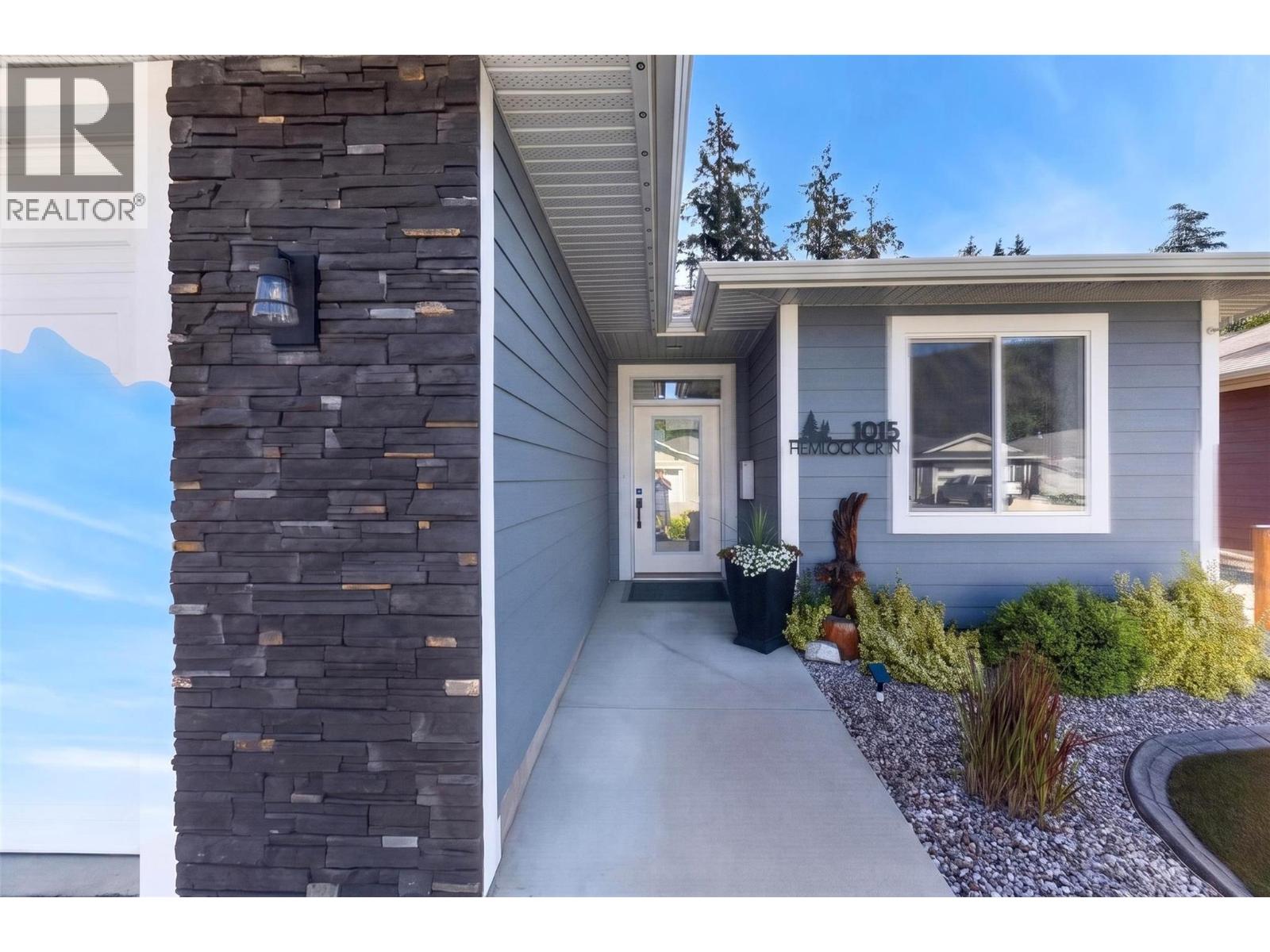 1015 Hemlock Crescent N - 69