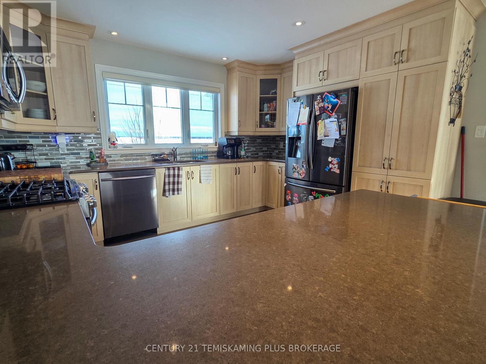 24 ST. JOSEPH BOULEVARD - 10