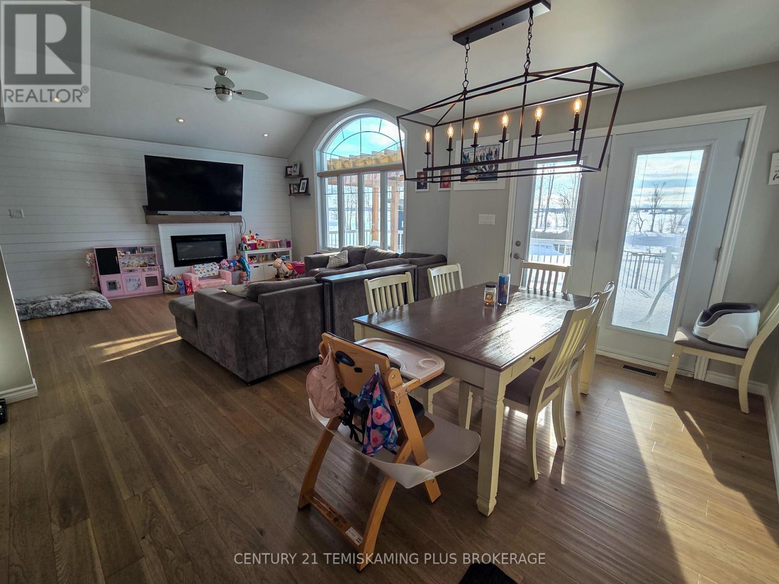 24 ST. JOSEPH BOULEVARD - 11