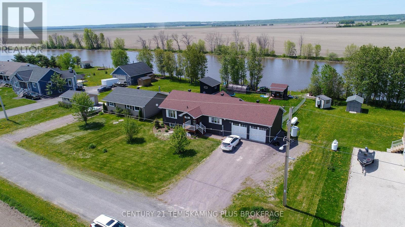 24 ST. JOSEPH BOULEVARD - 2