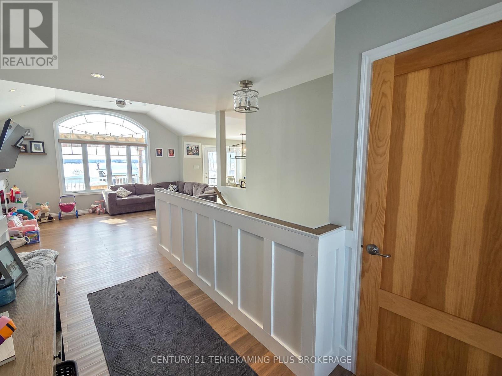 24 ST. JOSEPH BOULEVARD - 4