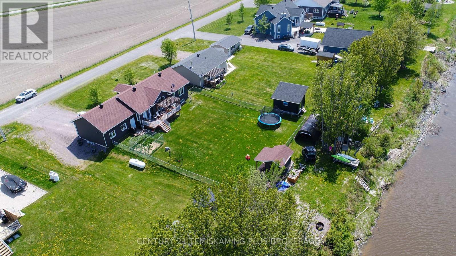 24 ST. JOSEPH BOULEVARD - 49