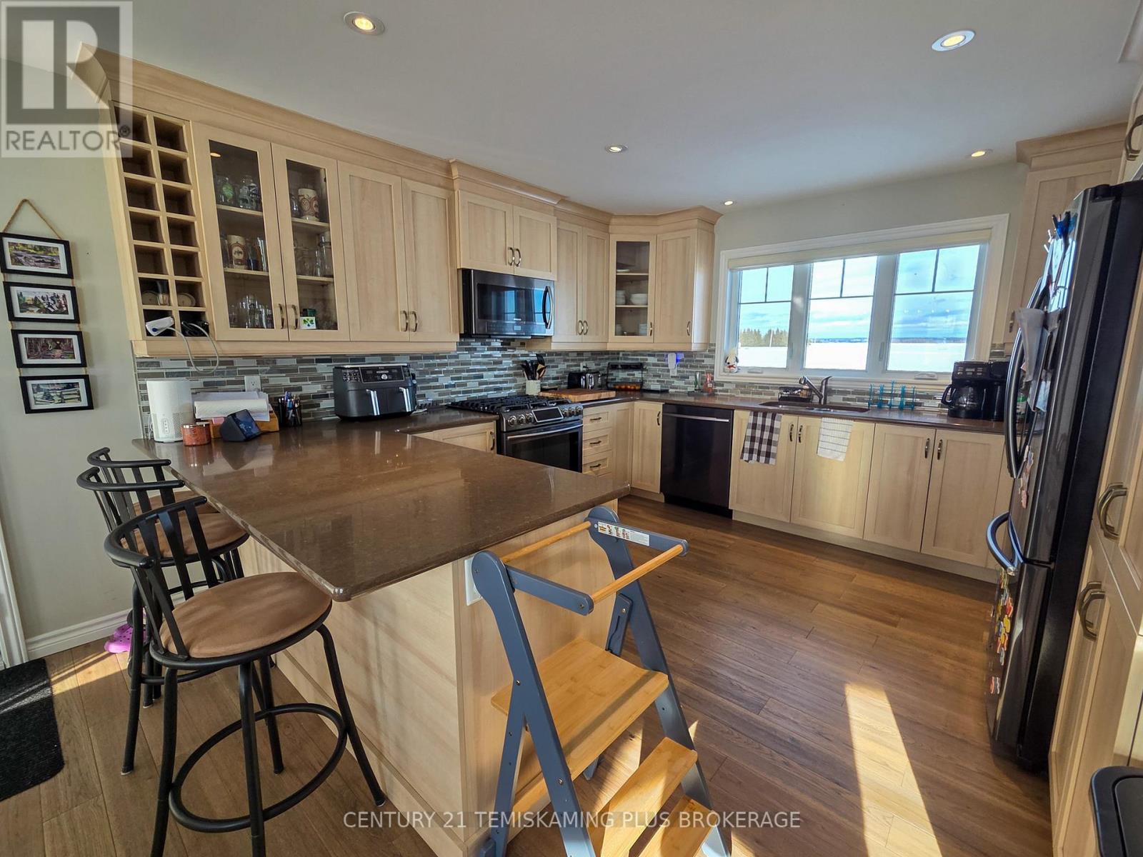 24 ST. JOSEPH BOULEVARD - 7