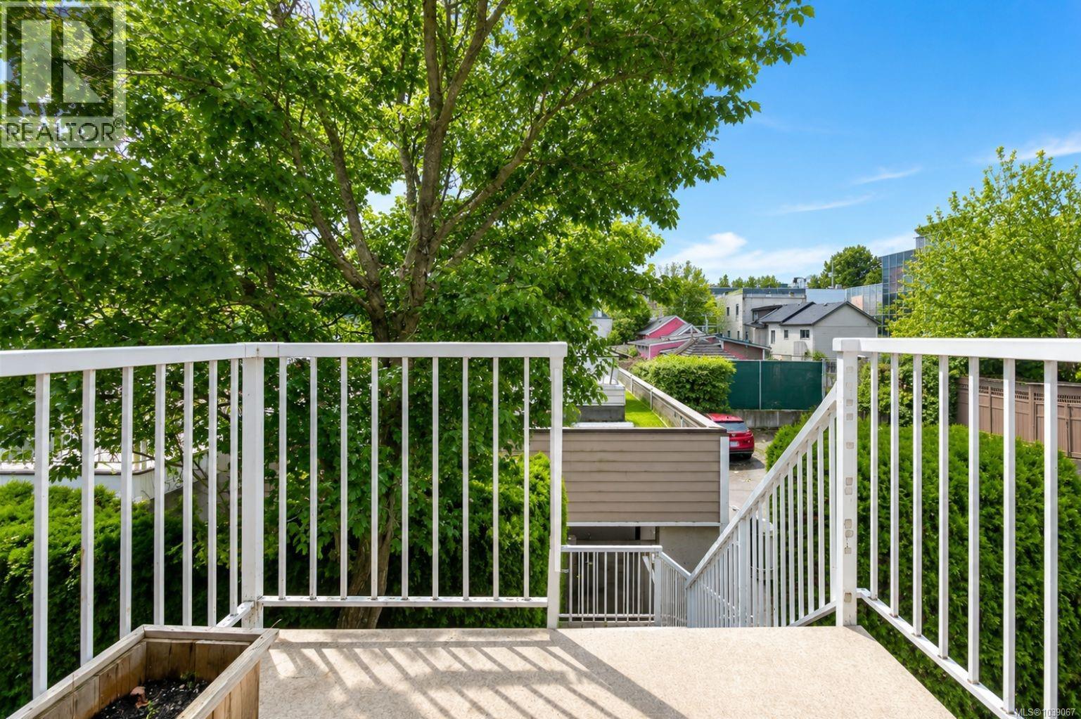 13 1043 Caledonia Ave, Victoria