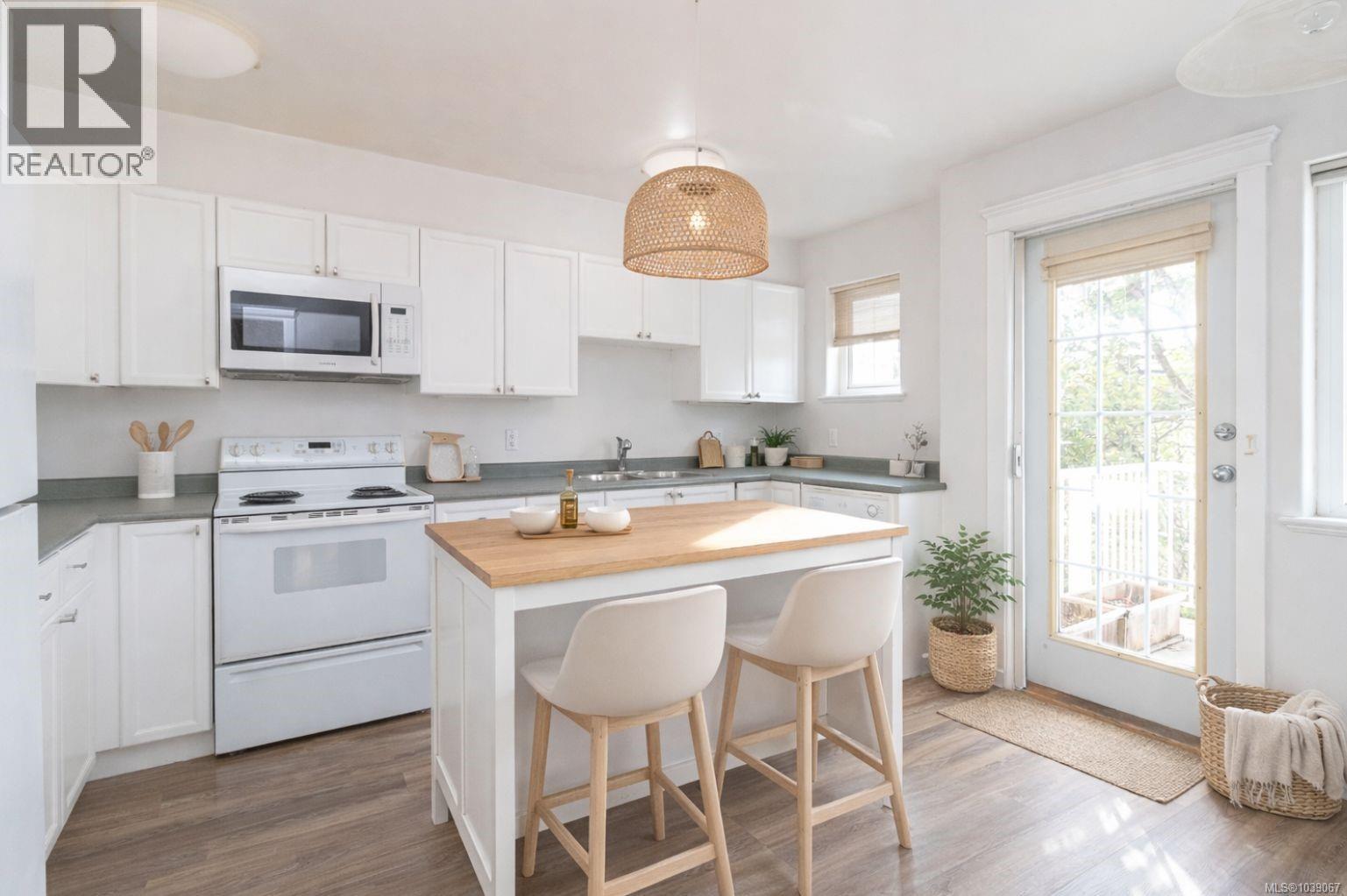 13 1043 Caledonia Ave, Victoria