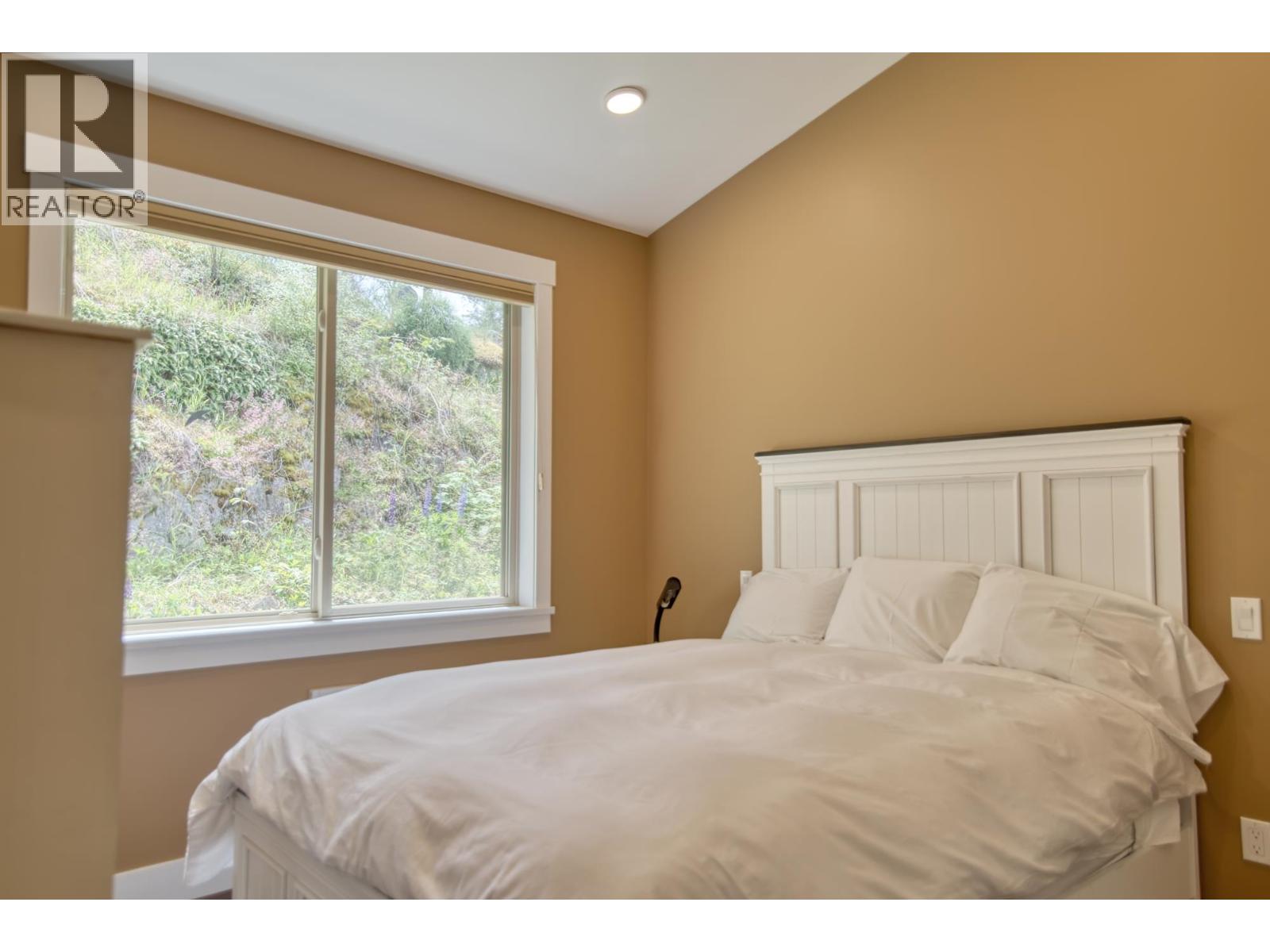 10991- 10993 SUNSHINE COAST HIGHWAY, Halfmoon Bay