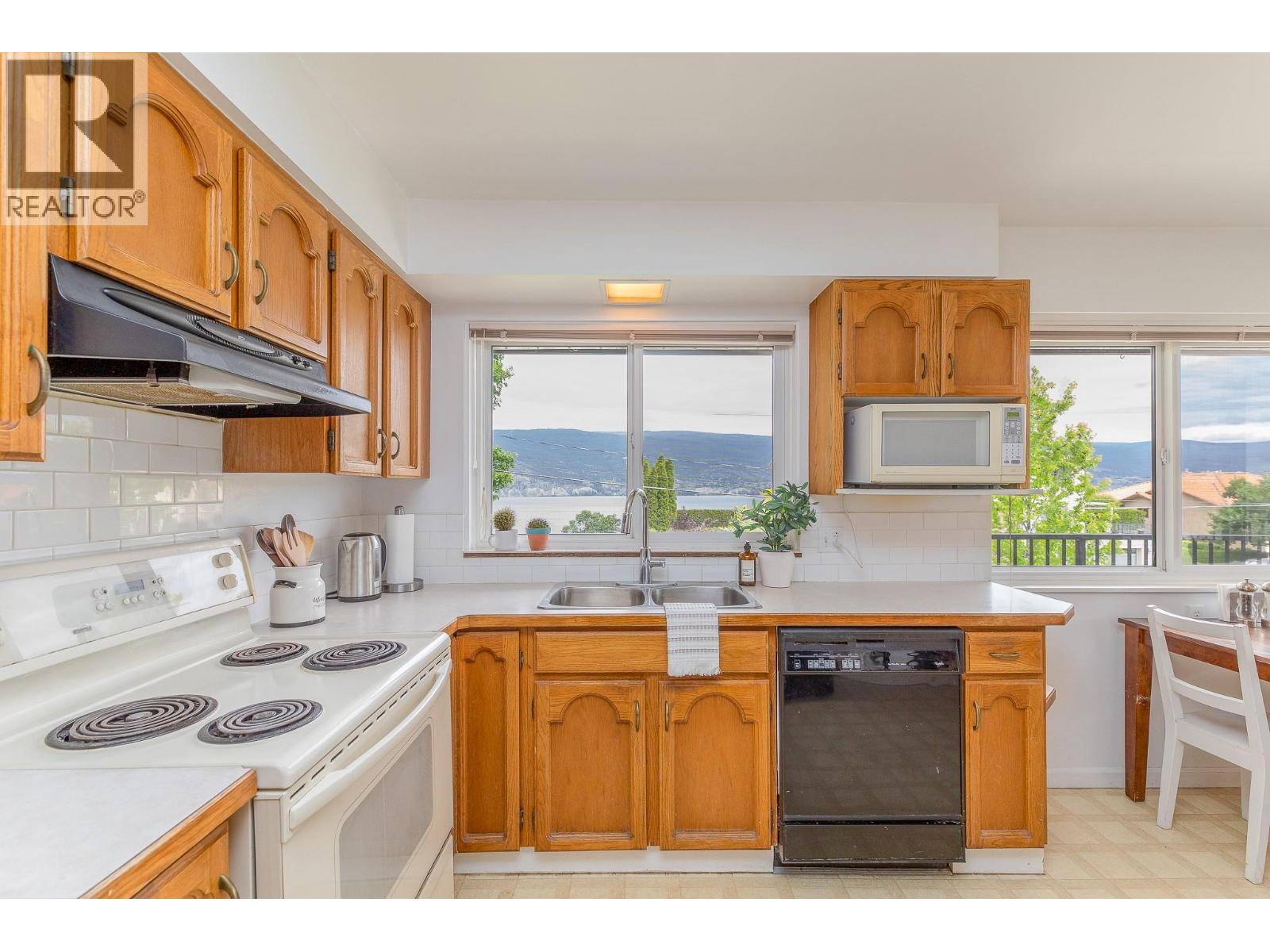 14812 Downton Avenue, Summerland