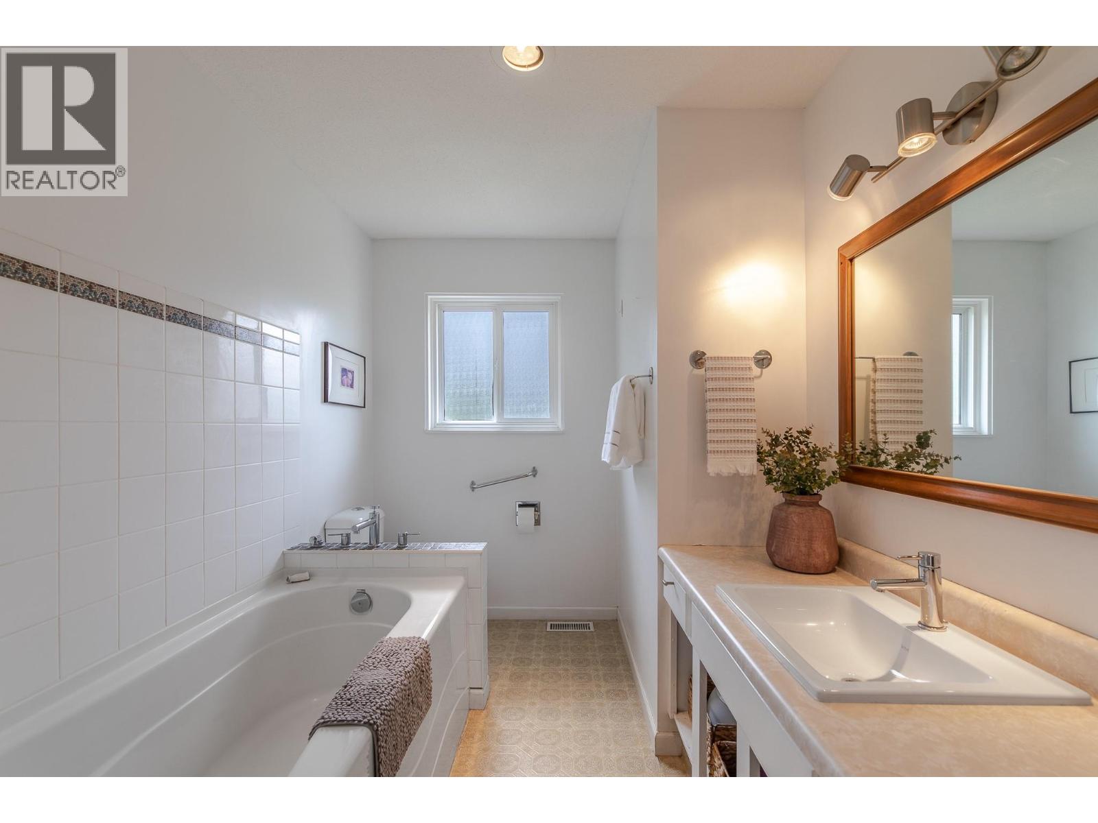 14812 Downton Avenue, Summerland