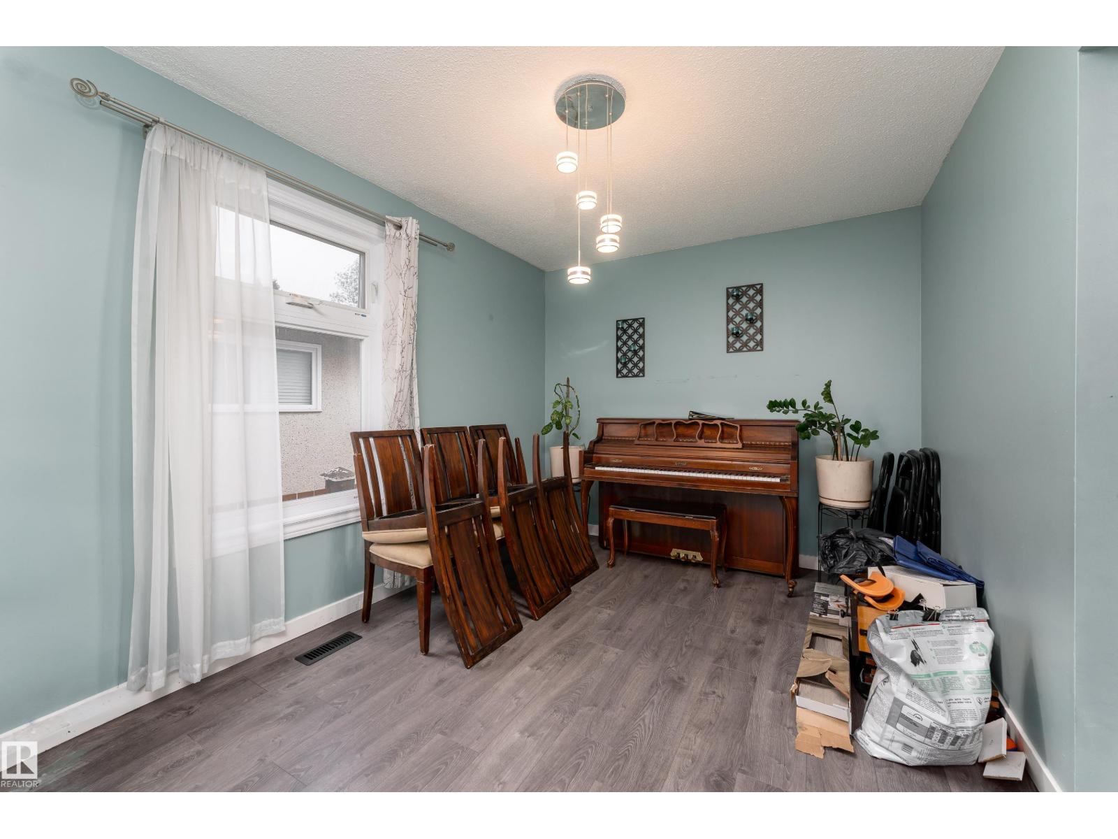 8011 44 AV NW - 11