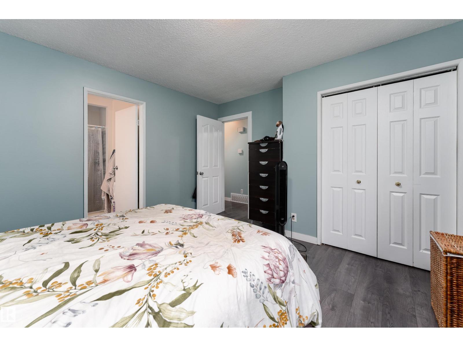 8011 44 AV NW - 15