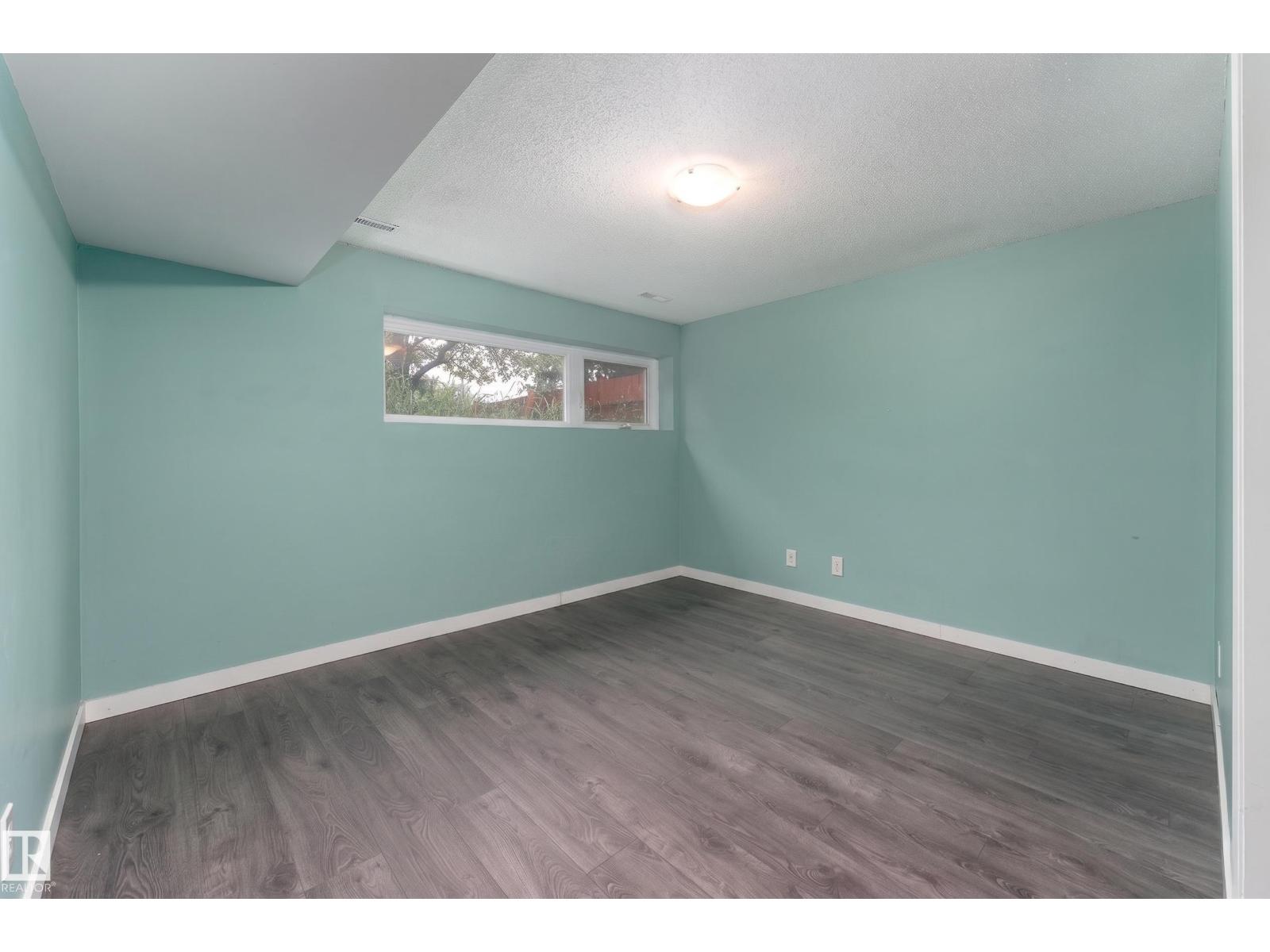 8011 44 AV NW - 24