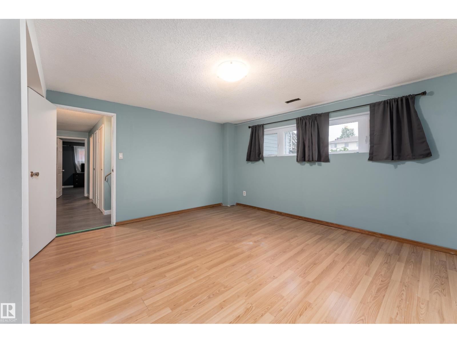 8011 44 AV NW - 27