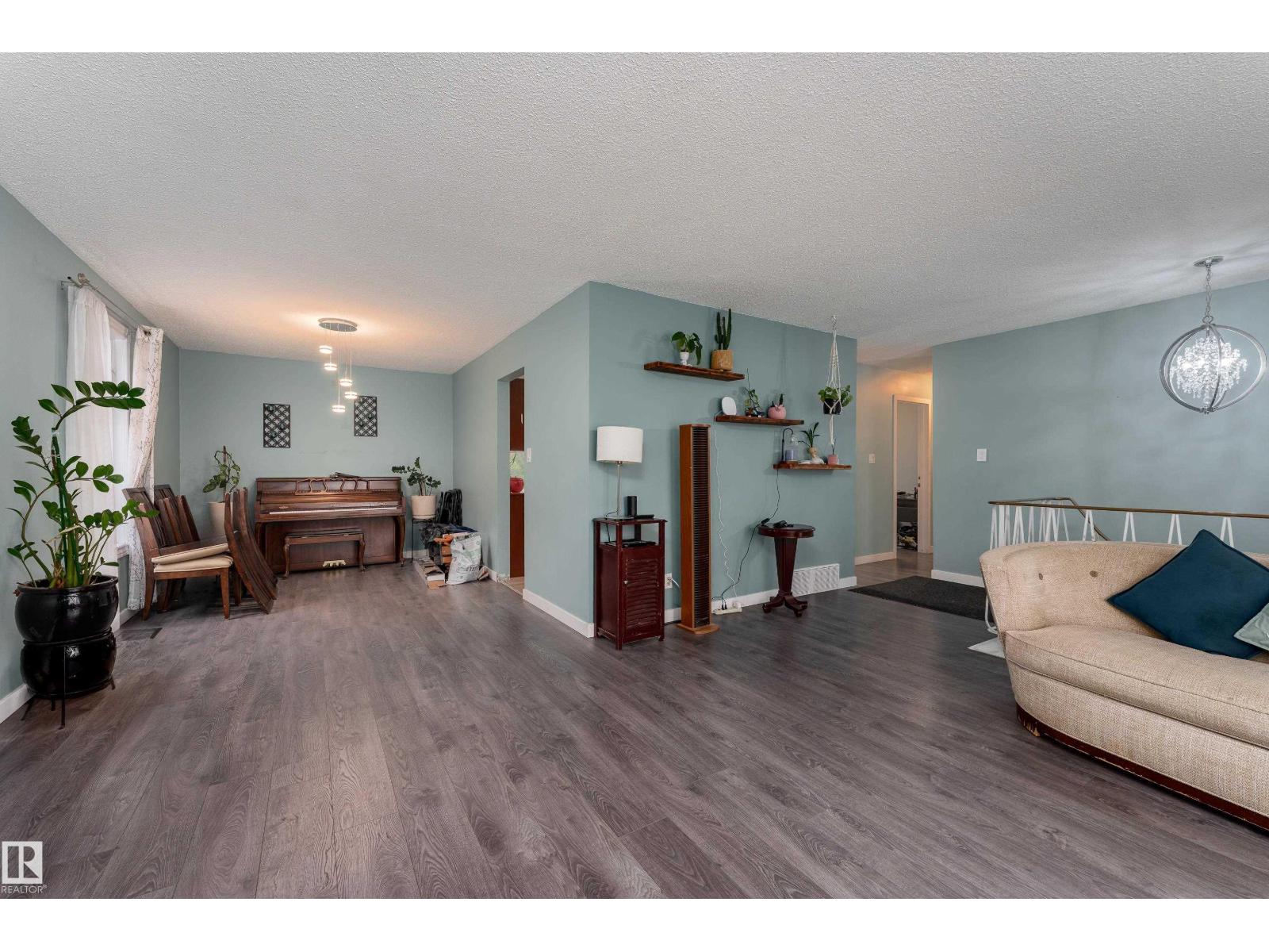 8011 44 AV NW - 6