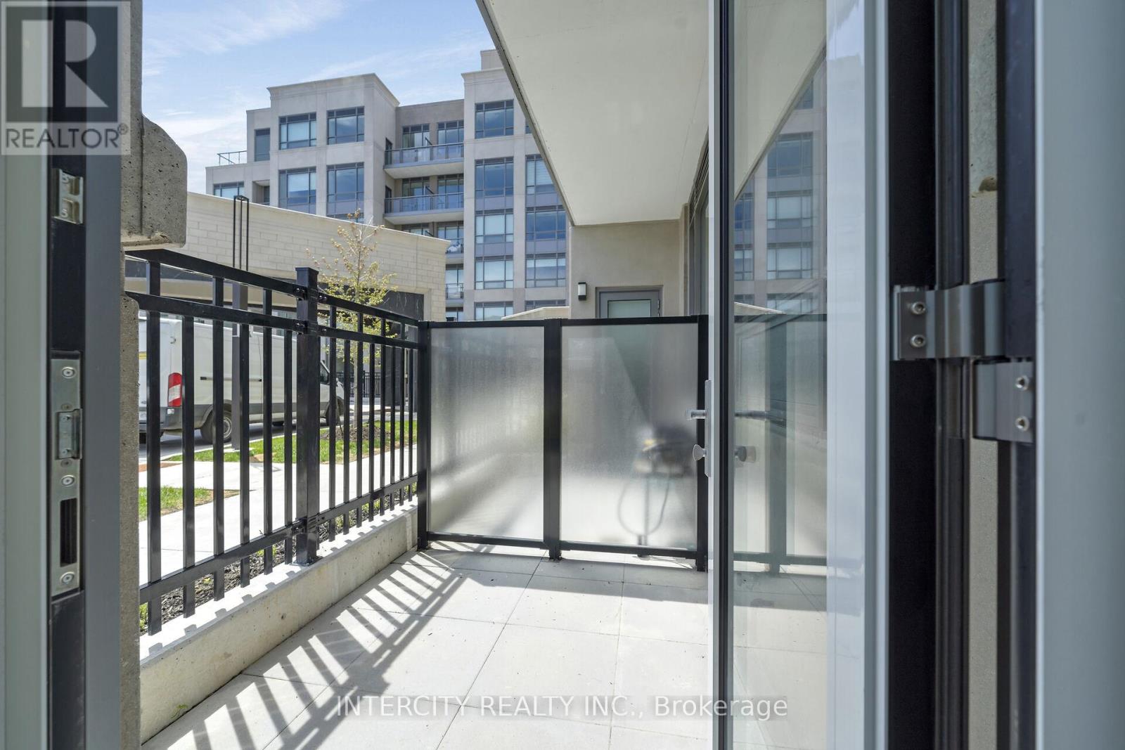 #105 2075 KING ROAD - 12