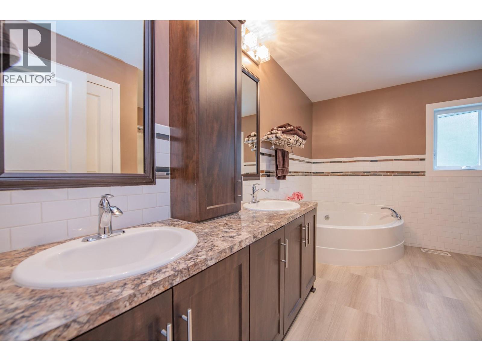 272 Lumby Mabel Lake Road - 33