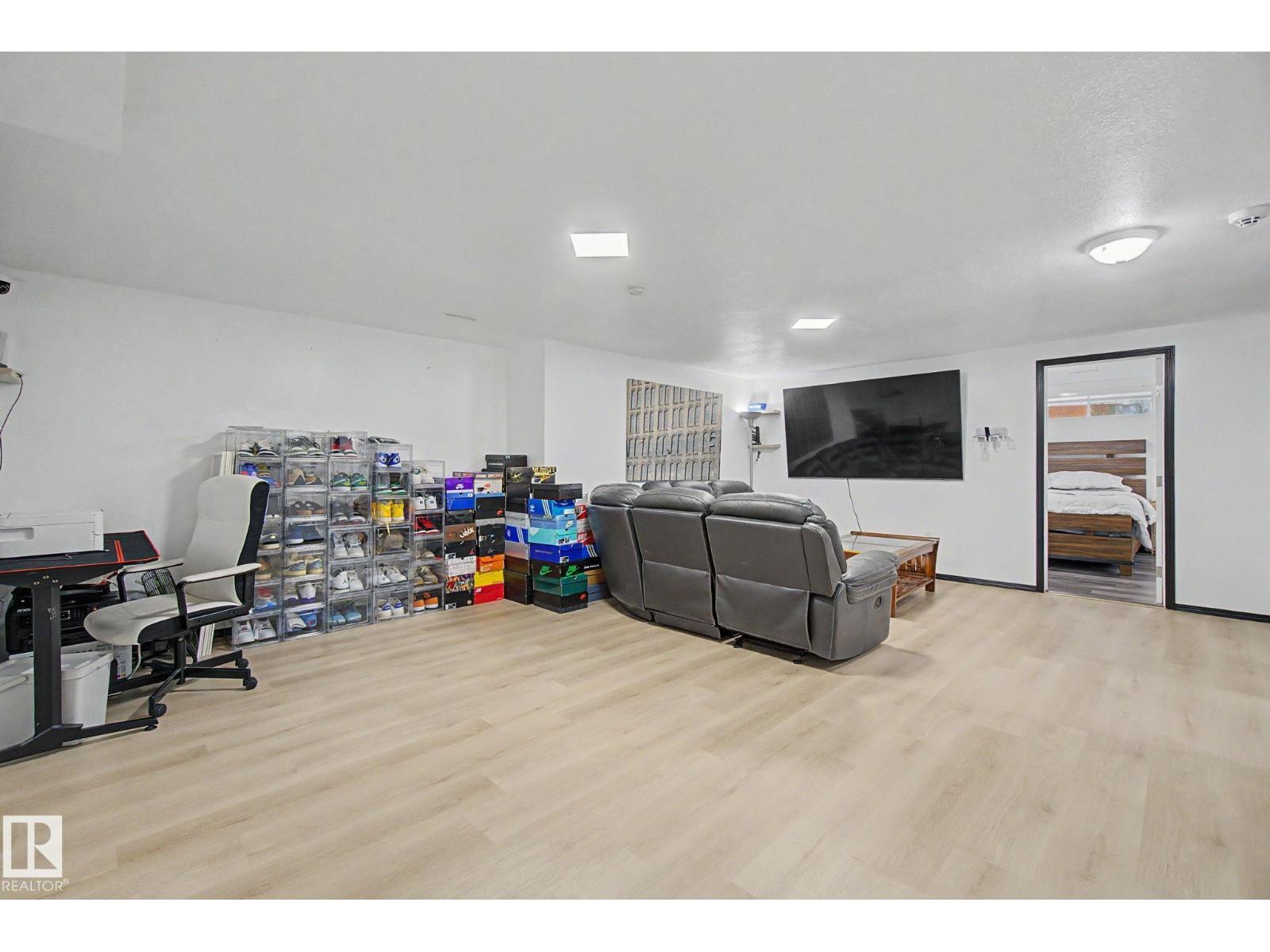 242 NORTHMOUNT DR — photo 40