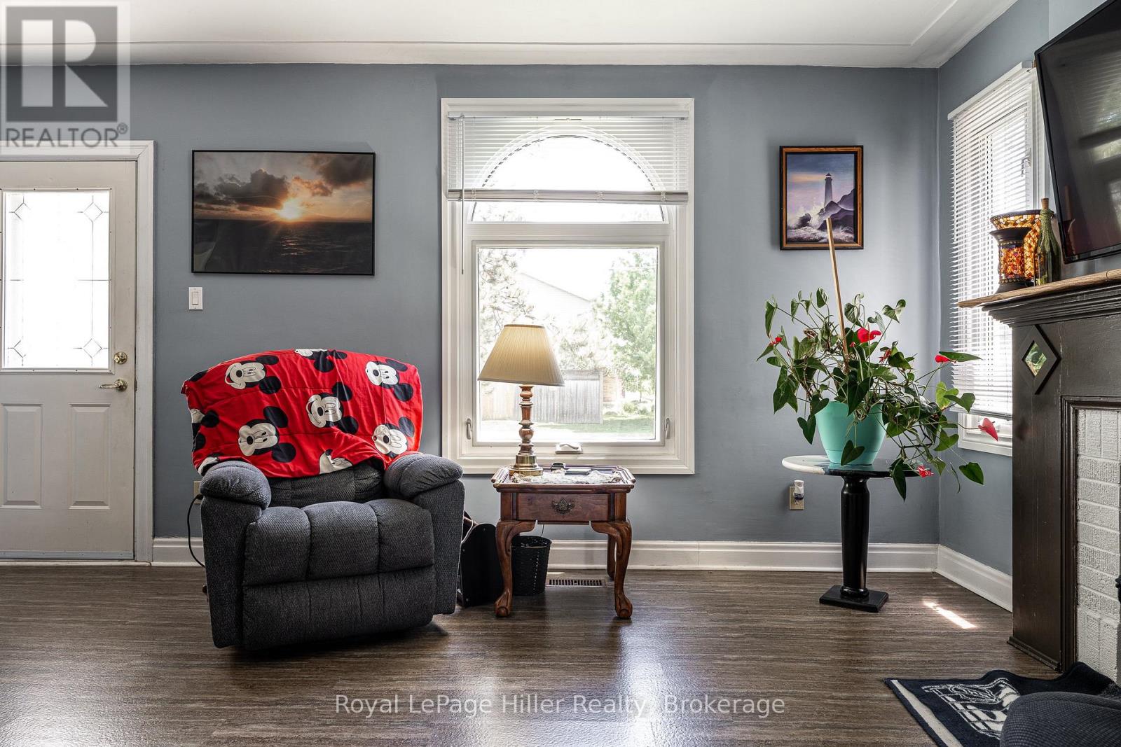 272 JOHN STREET N - 11