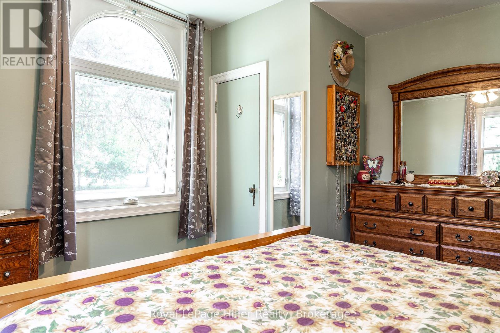 272 JOHN STREET N - 13