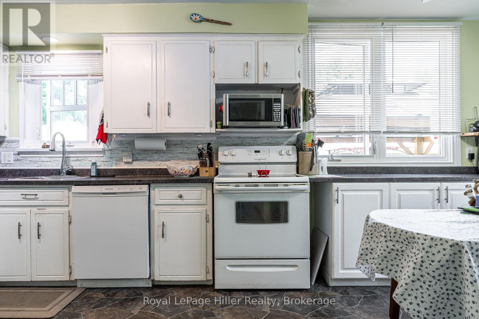 272 JOHN STREET N - 16