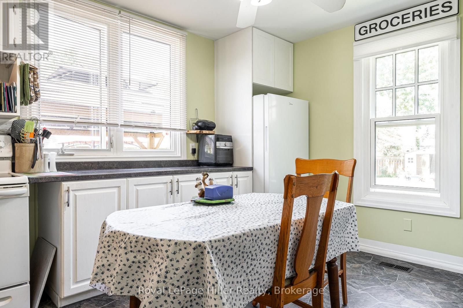 272 JOHN STREET N - 17