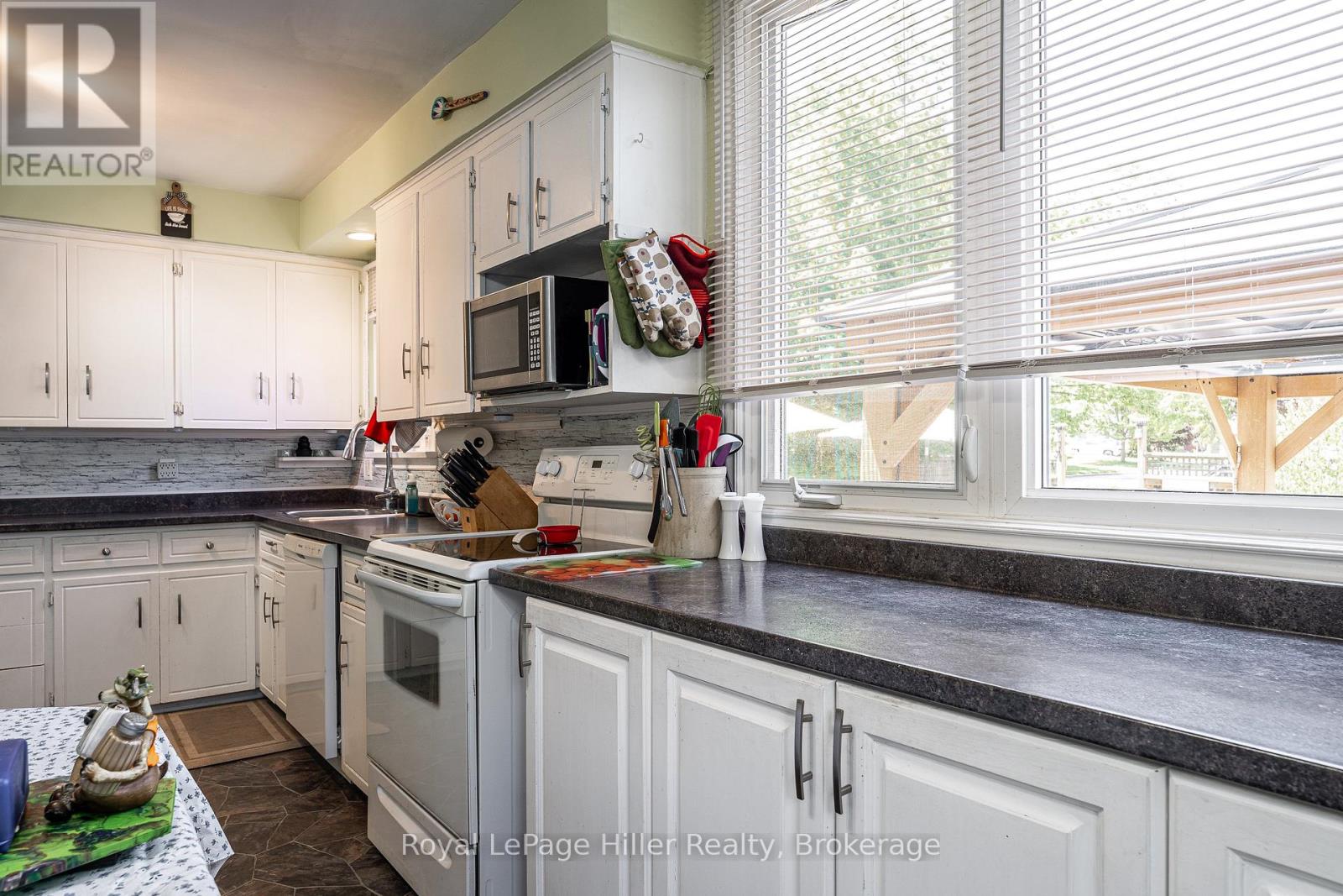 272 JOHN STREET N - 18